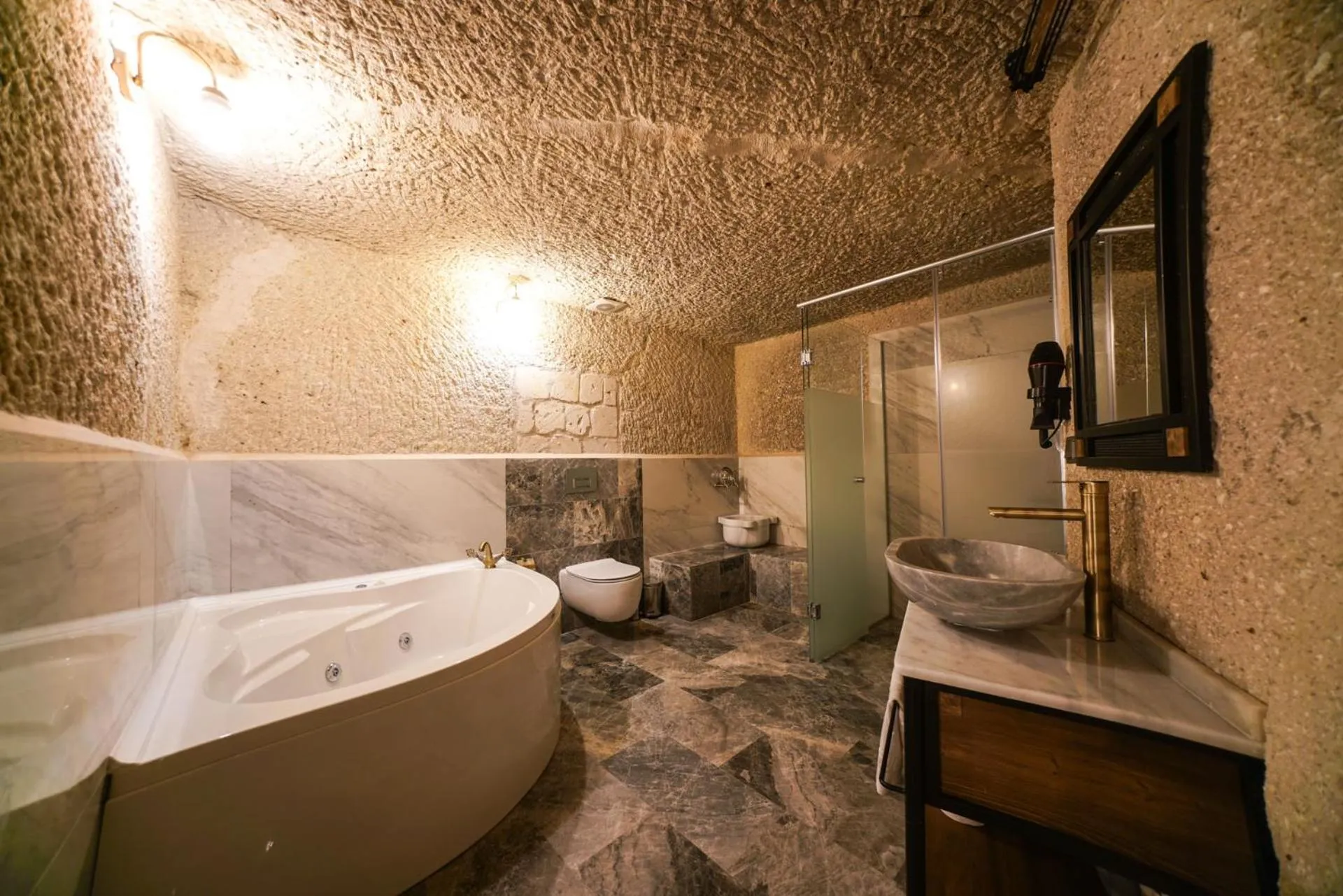 Shower in Caverna Hotel Premium Caves