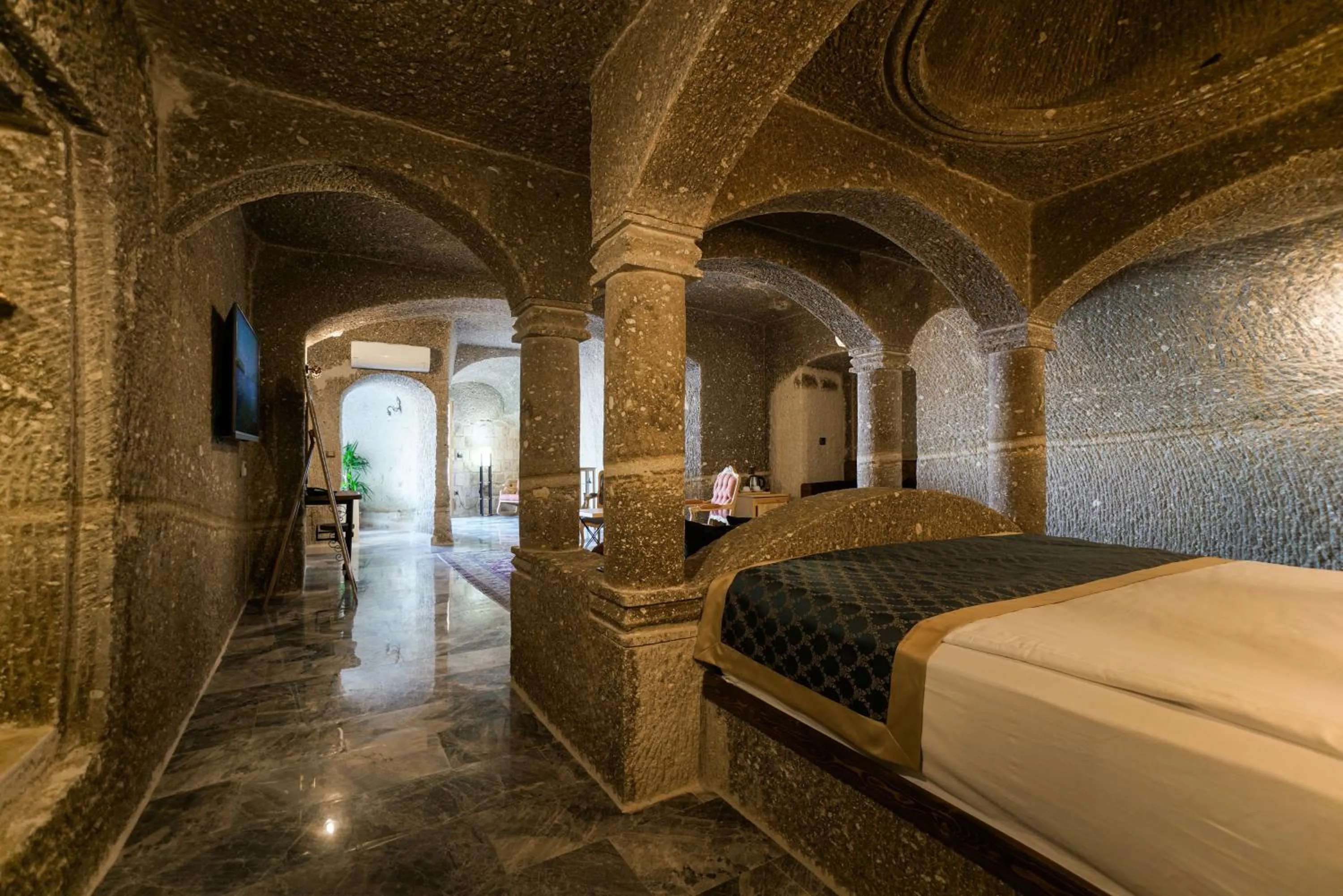 Photo of the whole room, Bed in Caverna Hotel Premium Caves