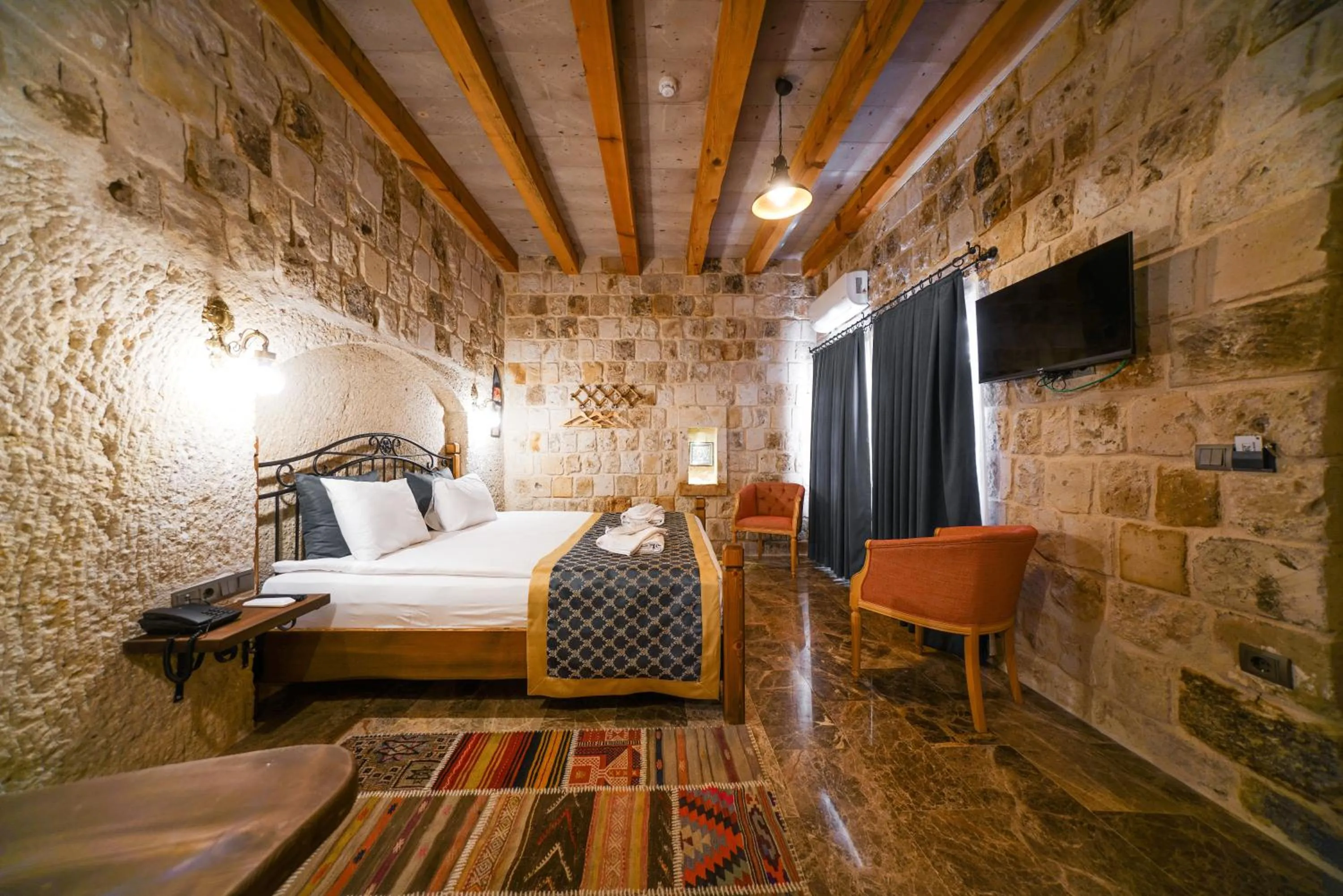 Photo of the whole room, Bed in Caverna Hotel Premium Caves