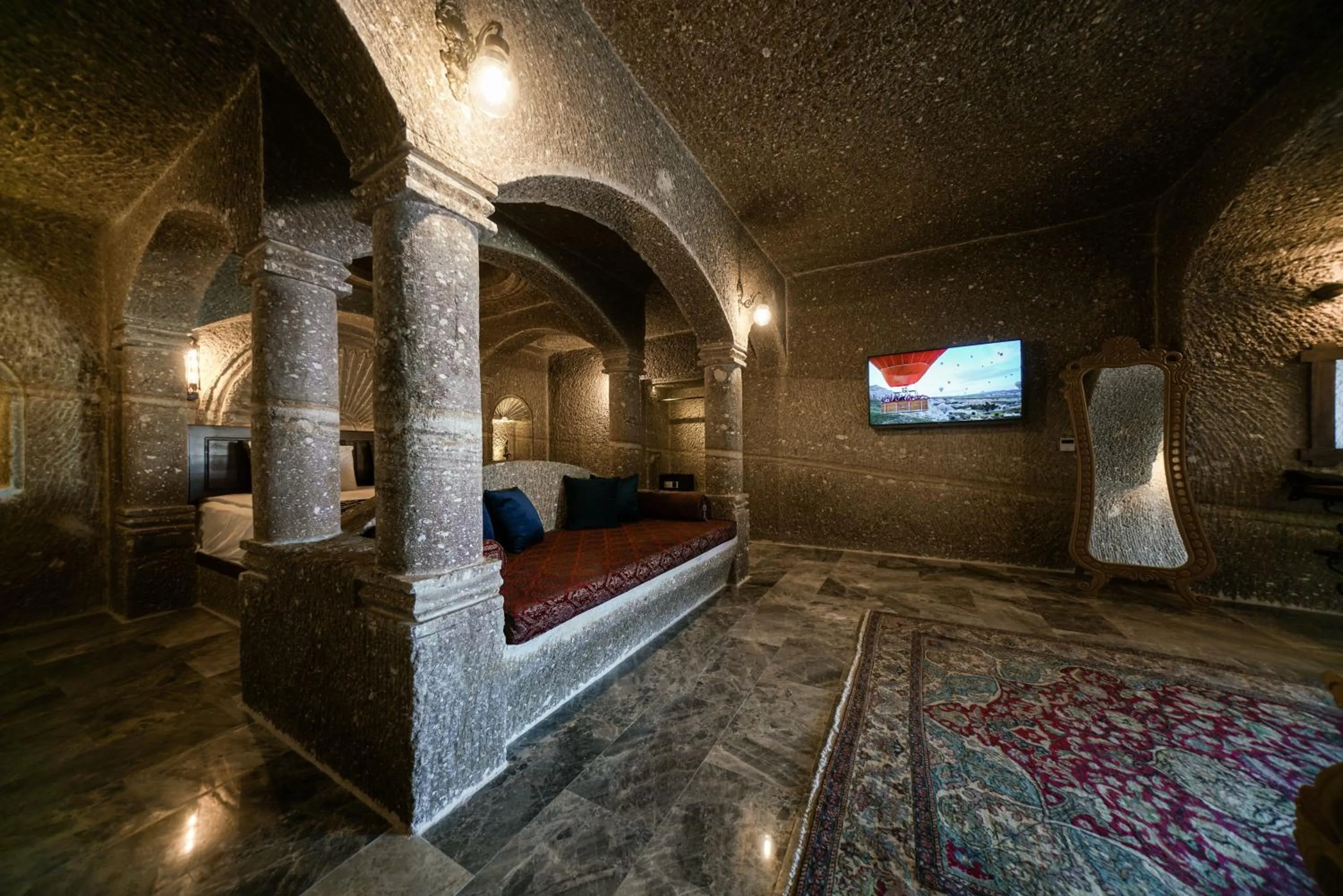 TV and multimedia in Caverna Hotel Premium Caves