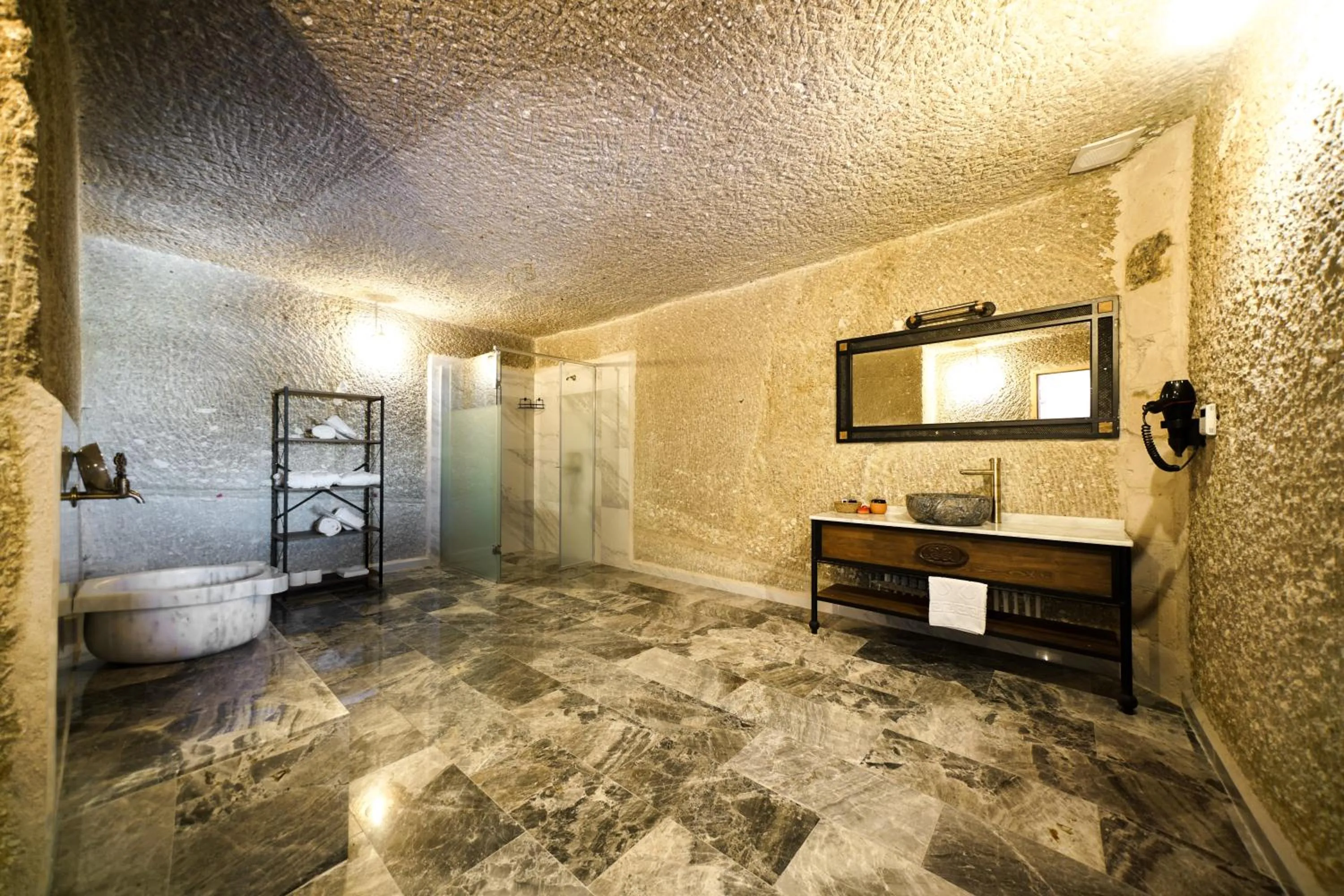 Shower in Caverna Hotel Premium Caves
