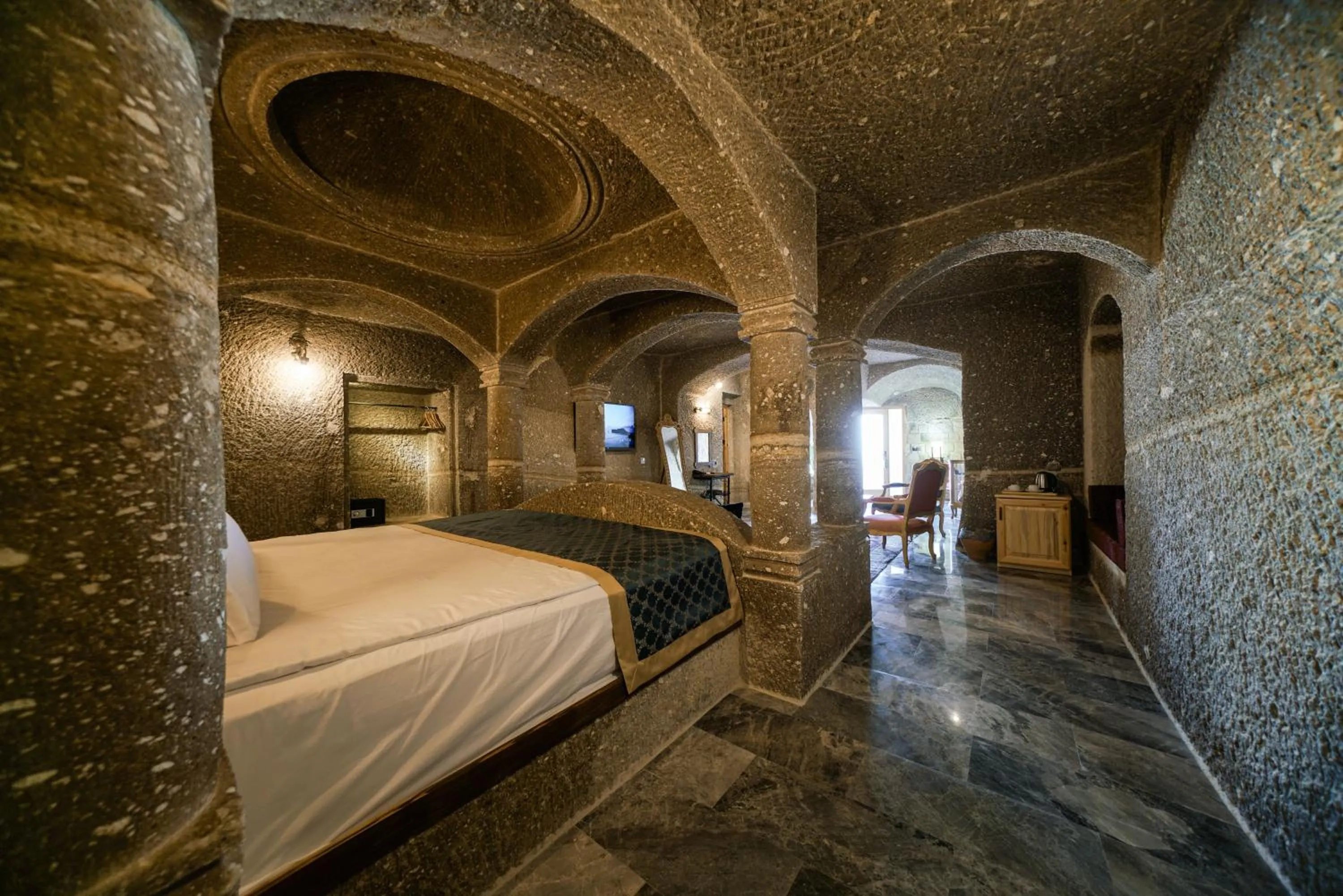 Photo of the whole room, Bed in Caverna Hotel Premium Caves
