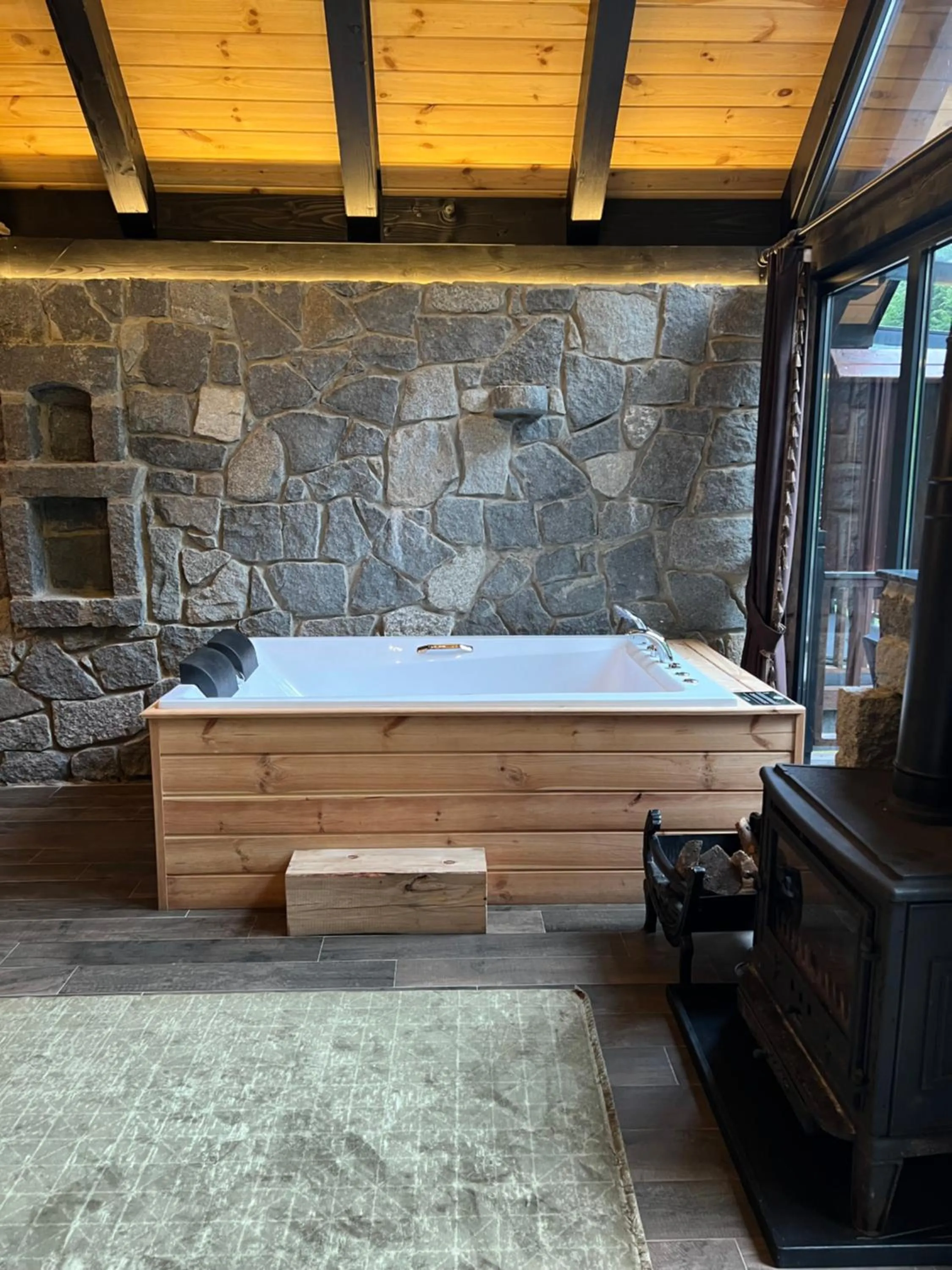 Hot Tub in AYDER VANAK STONE SUİTES