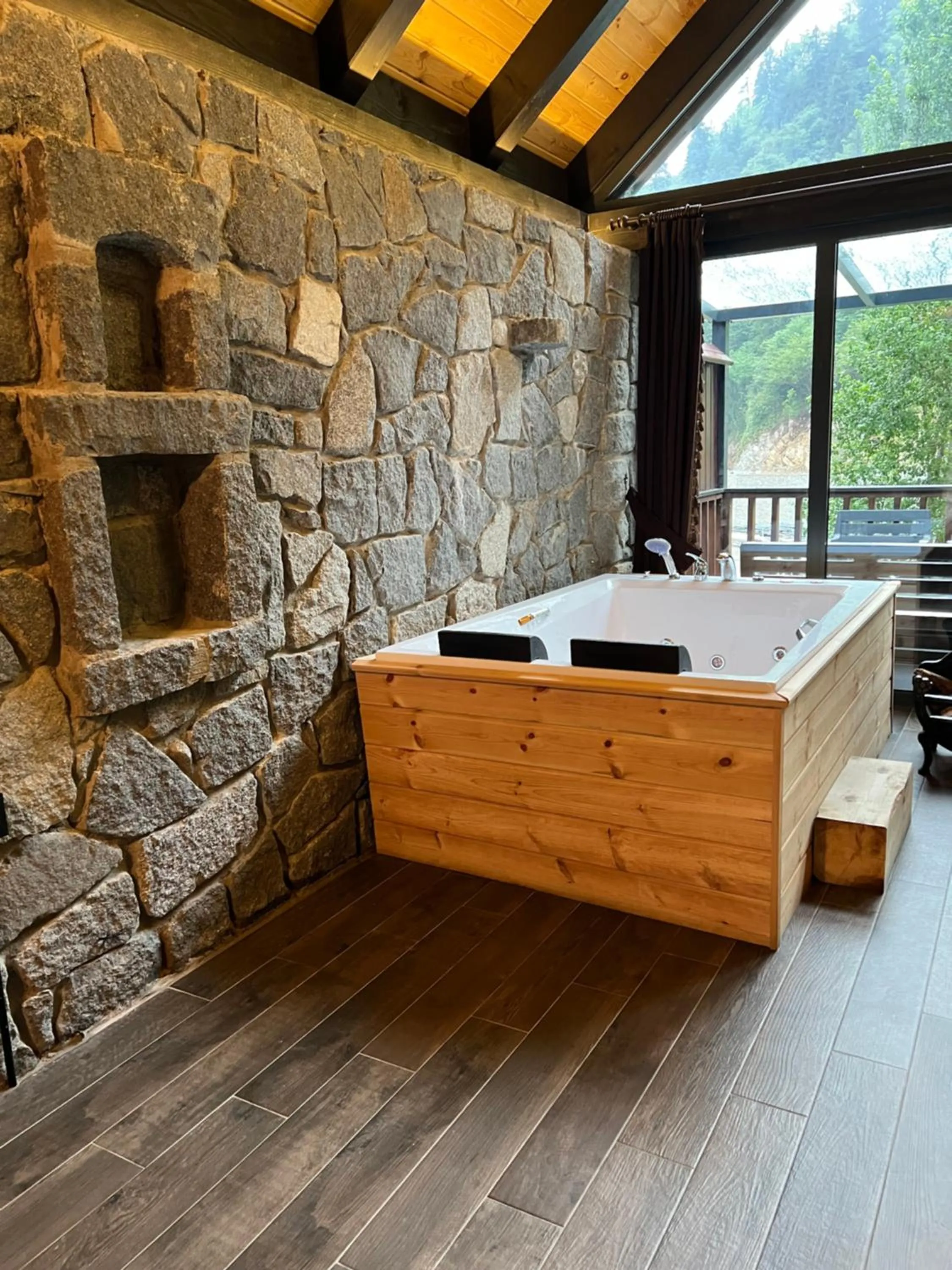 Hot Tub in AYDER VANAK STONE SUİTES