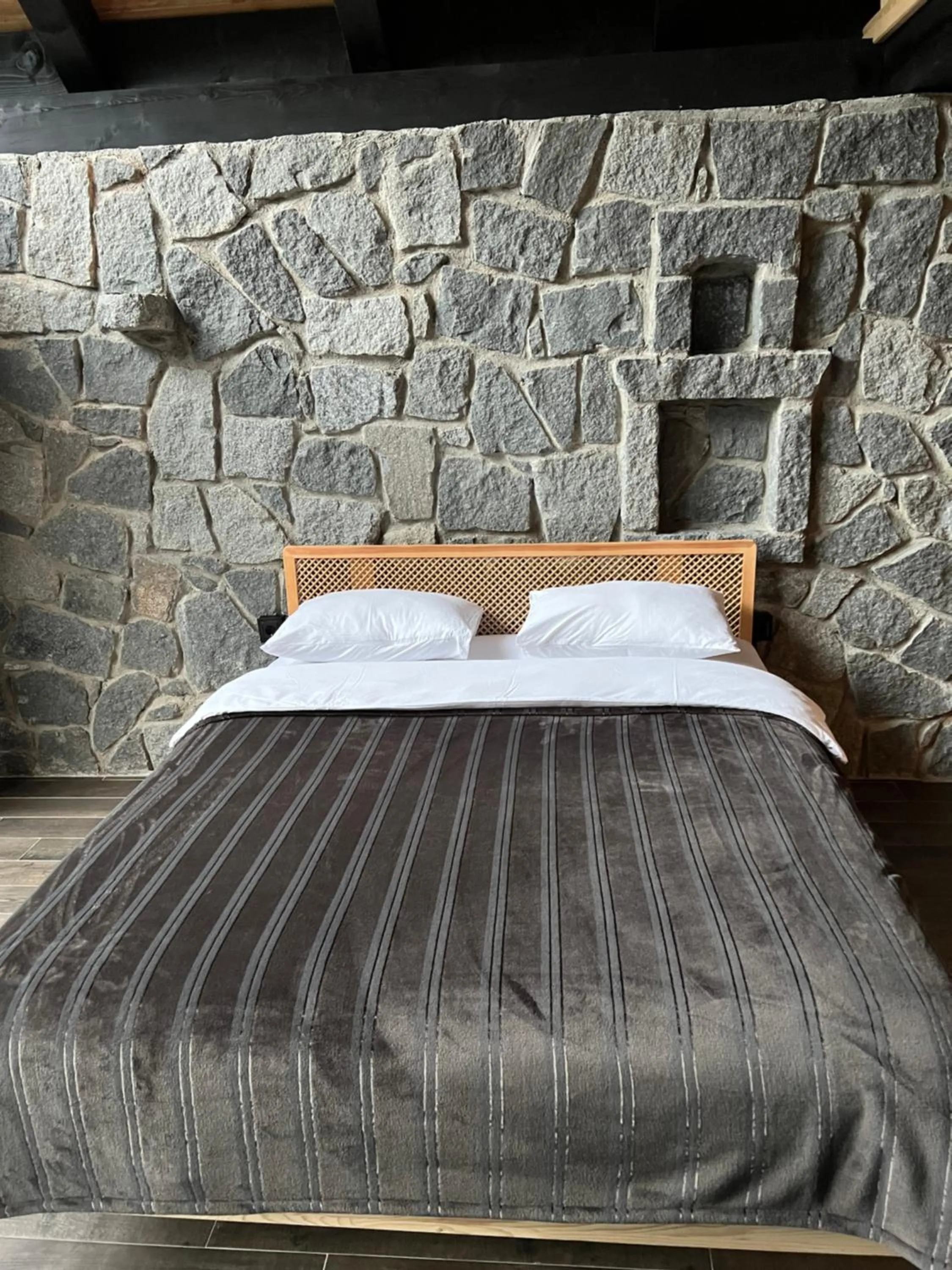 Bed in AYDER VANAK STONE SUİTES