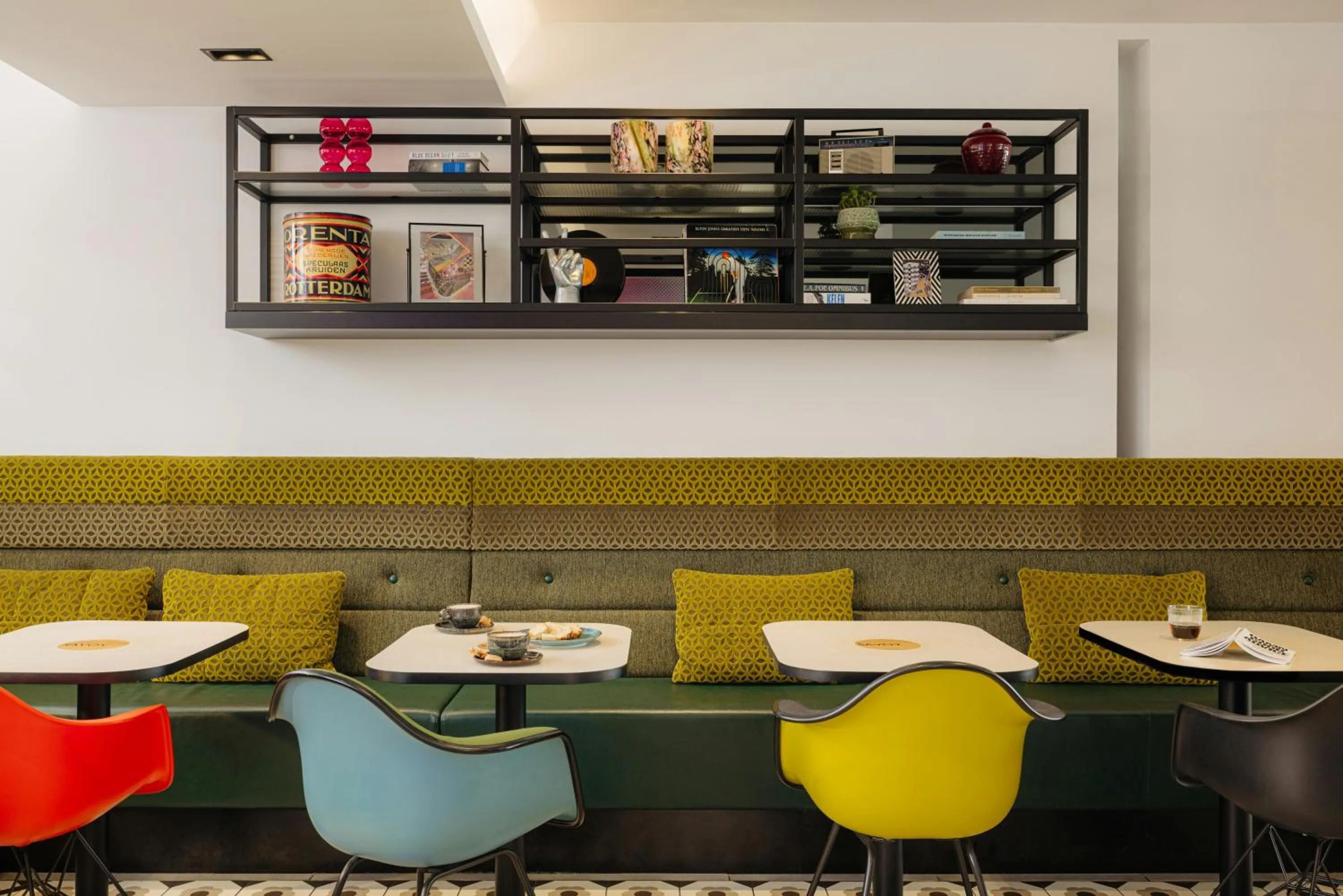 Lobby or reception in Leonardo Hotel Rotterdam Savoy