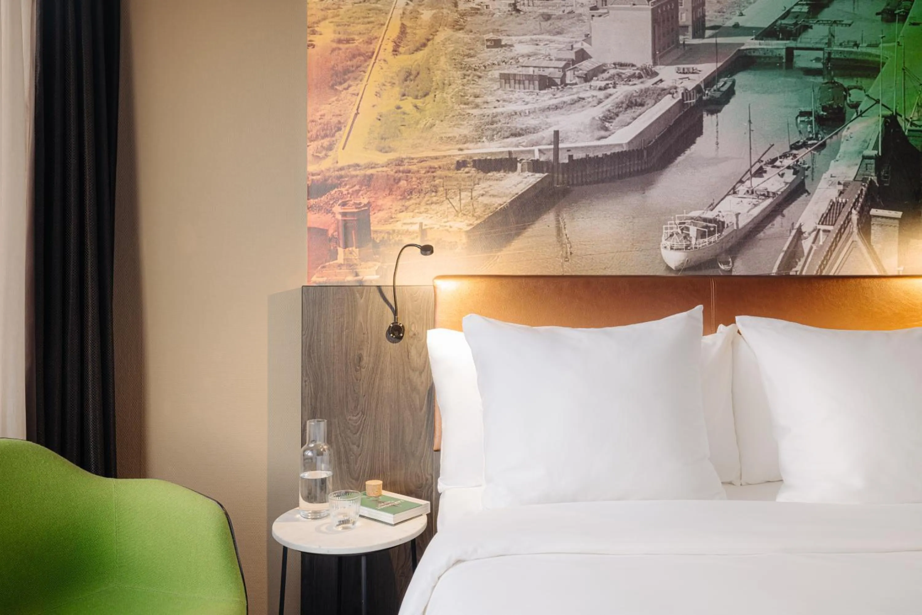 Bedroom, Bed in Leonardo Hotel Rotterdam Savoy