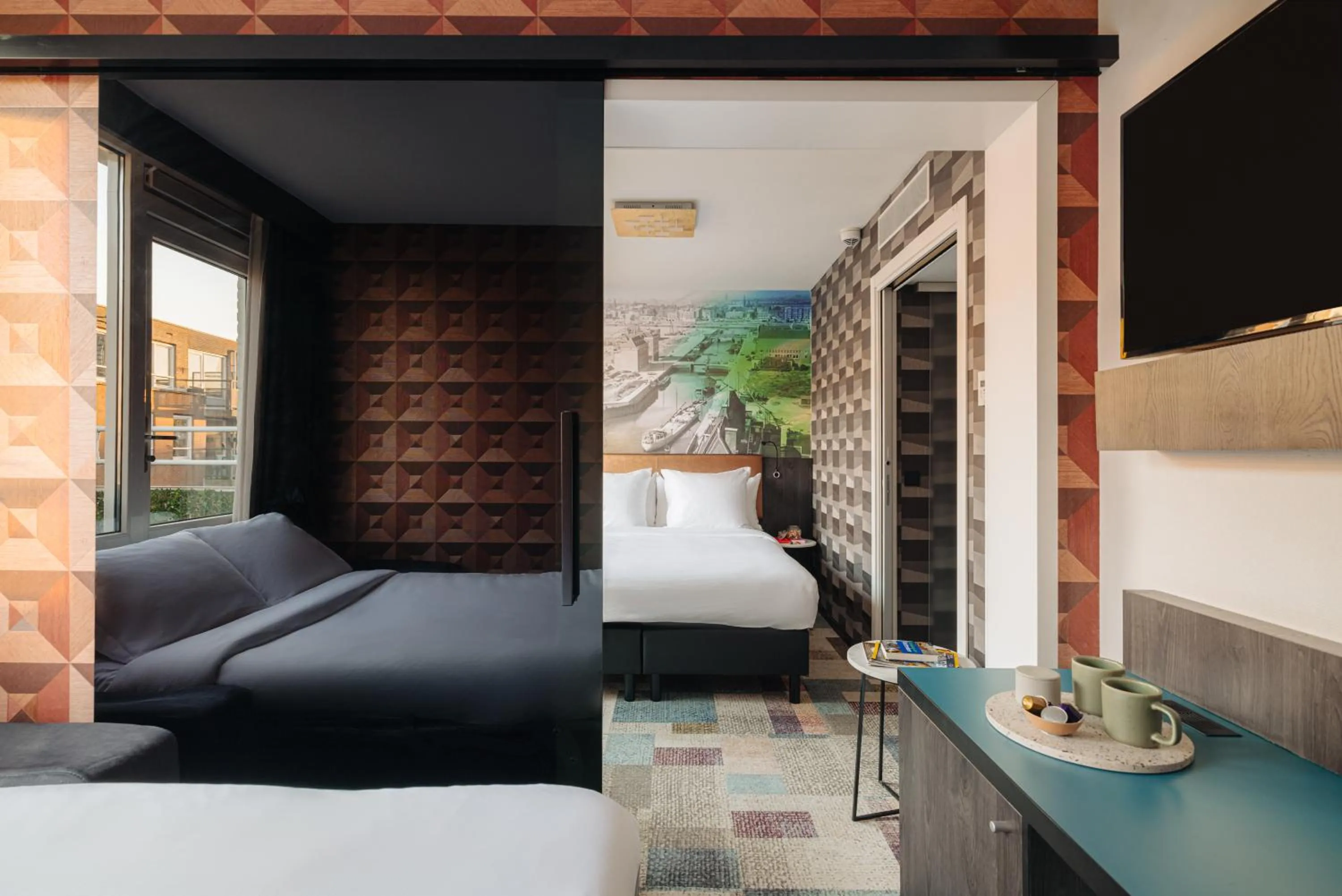 Bedroom, Bed in Leonardo Hotel Rotterdam Savoy