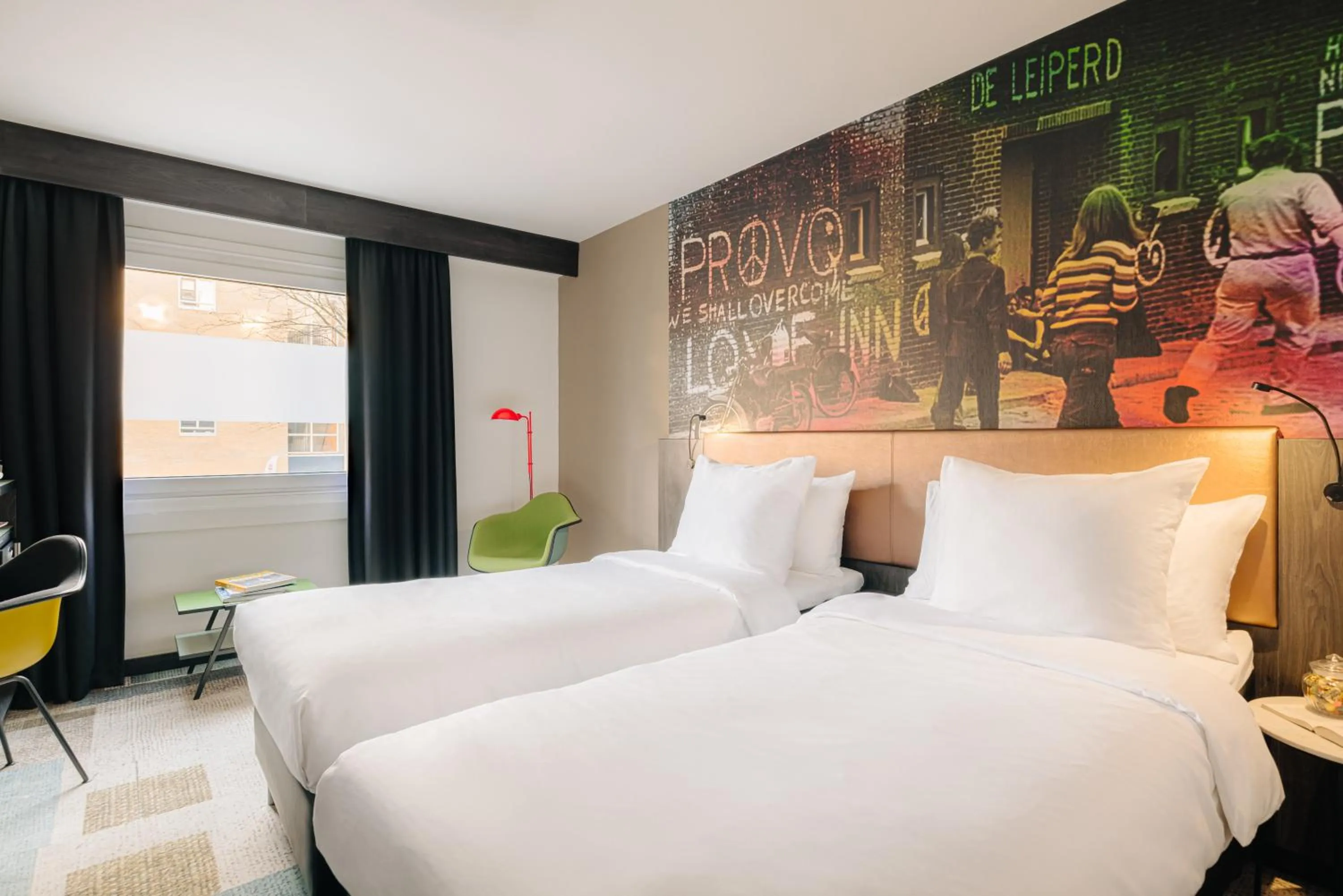 Bed in Leonardo Hotel Rotterdam Savoy