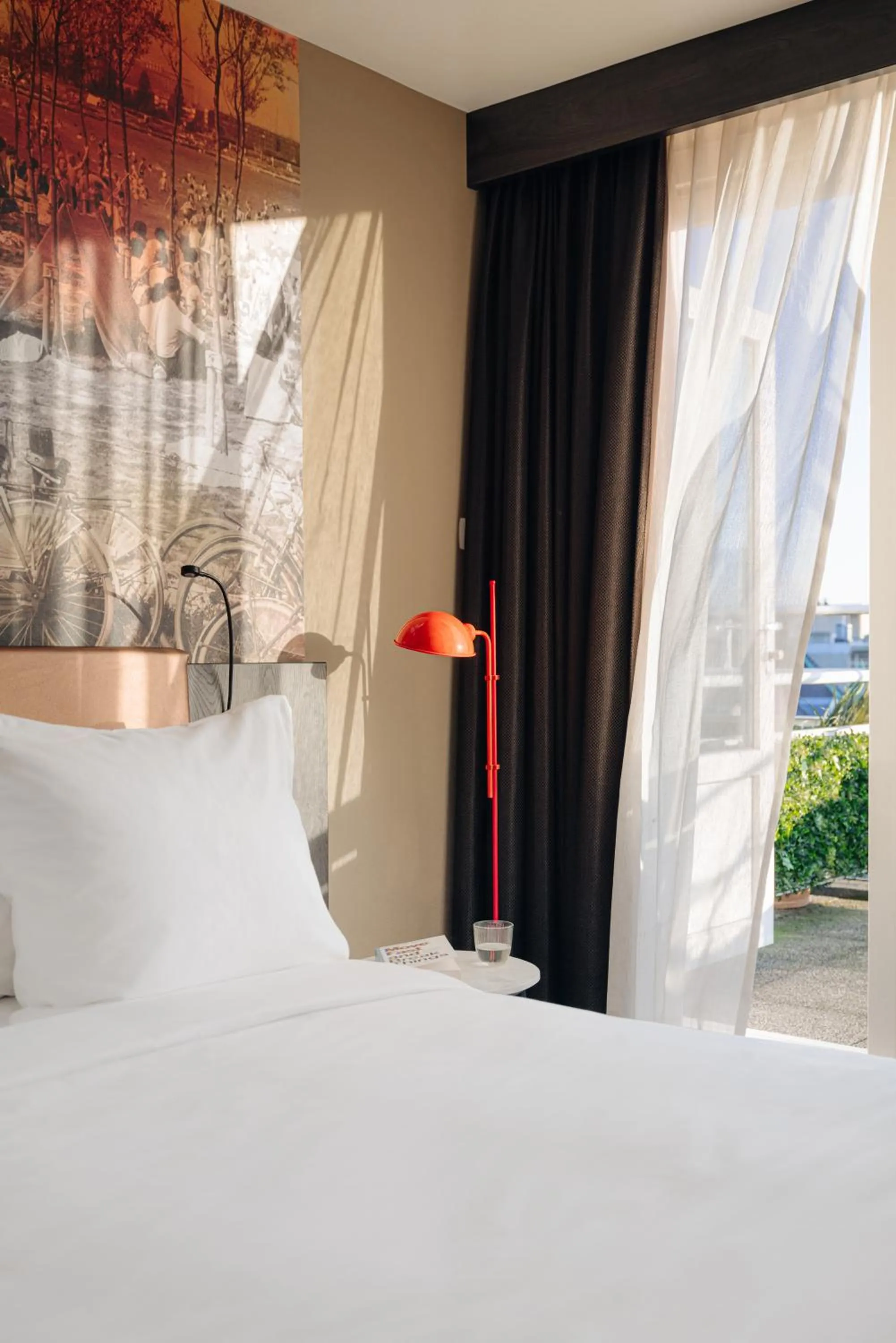 Bedroom, Bed in Leonardo Hotel Rotterdam Savoy