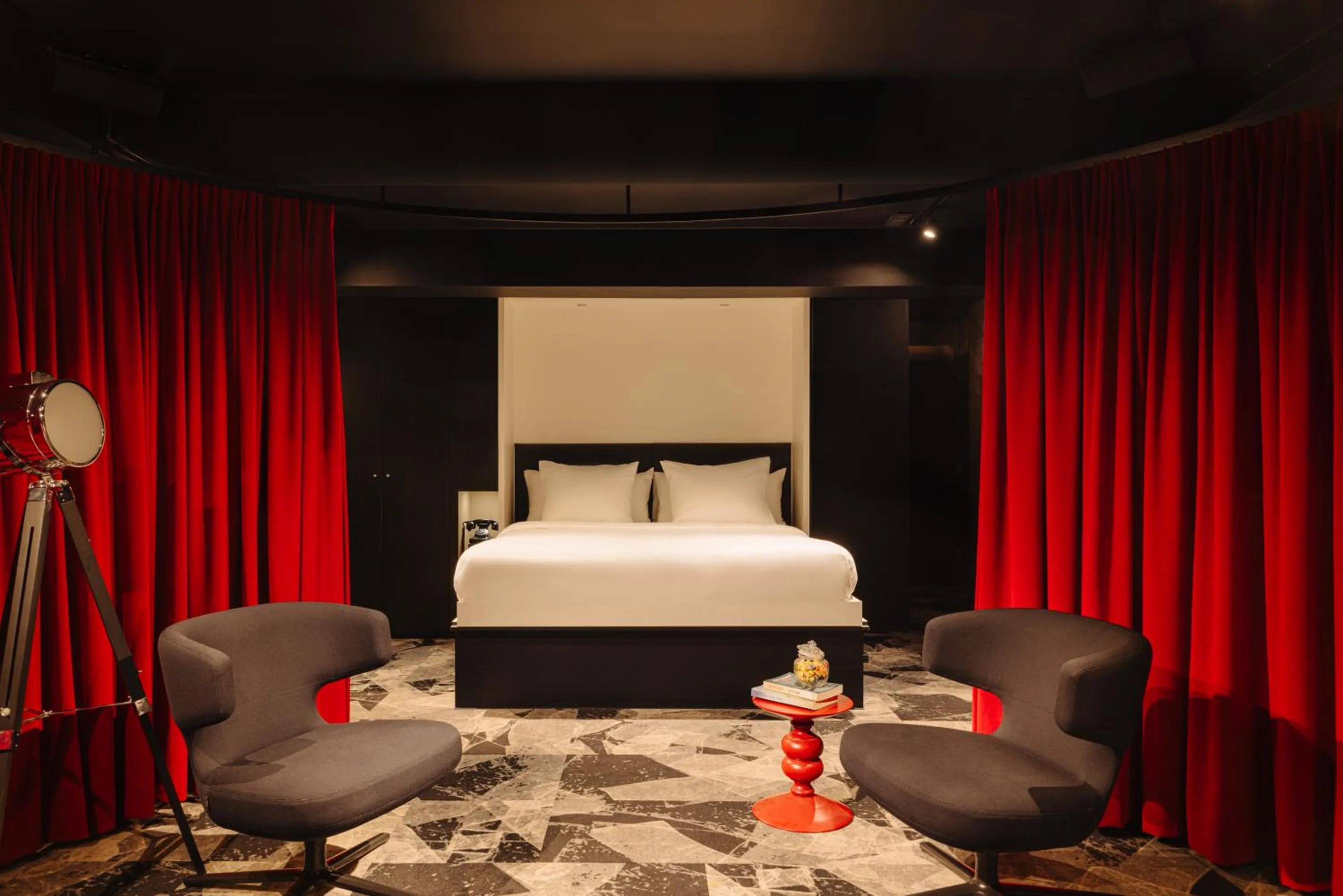 Bedroom, Bed in Leonardo Hotel Rotterdam Savoy