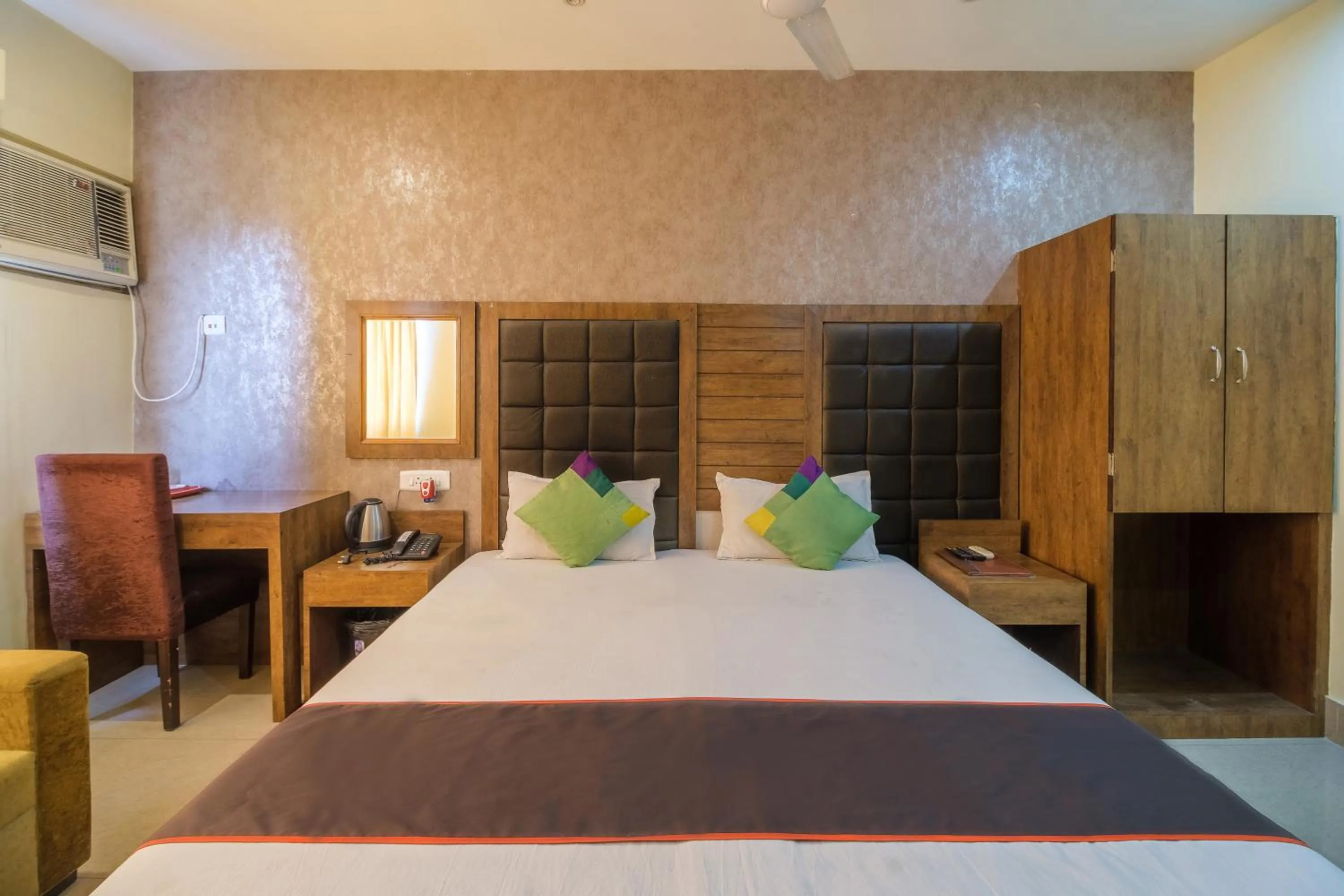 Photo of the whole room, Bed in Parnil Palace