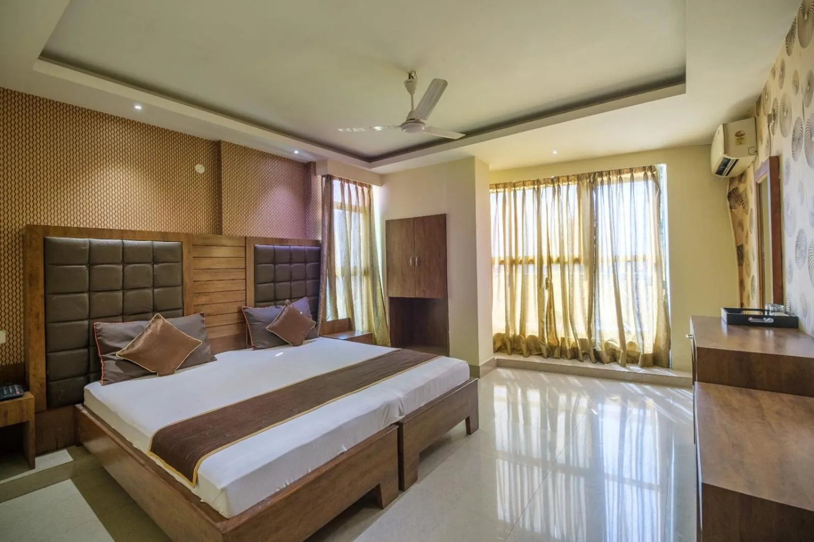 Bed in Parnil Palace