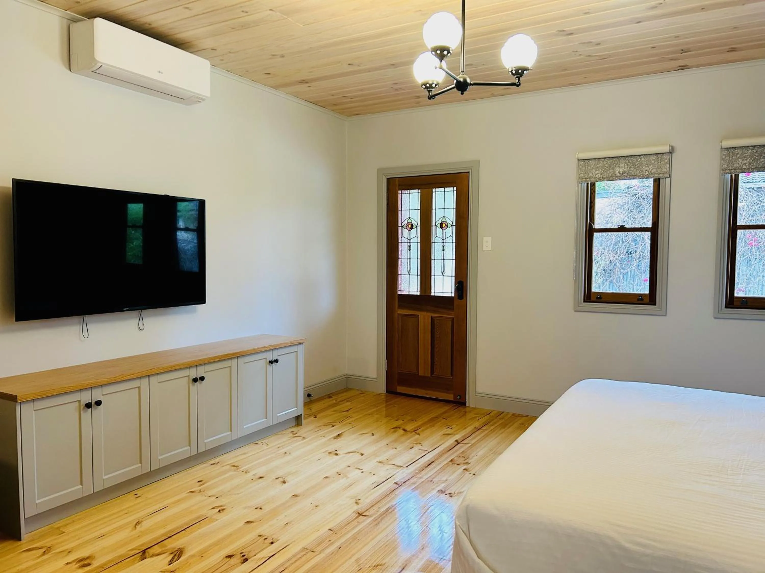 TV and multimedia, Bed in Willunga Gallery Cabins