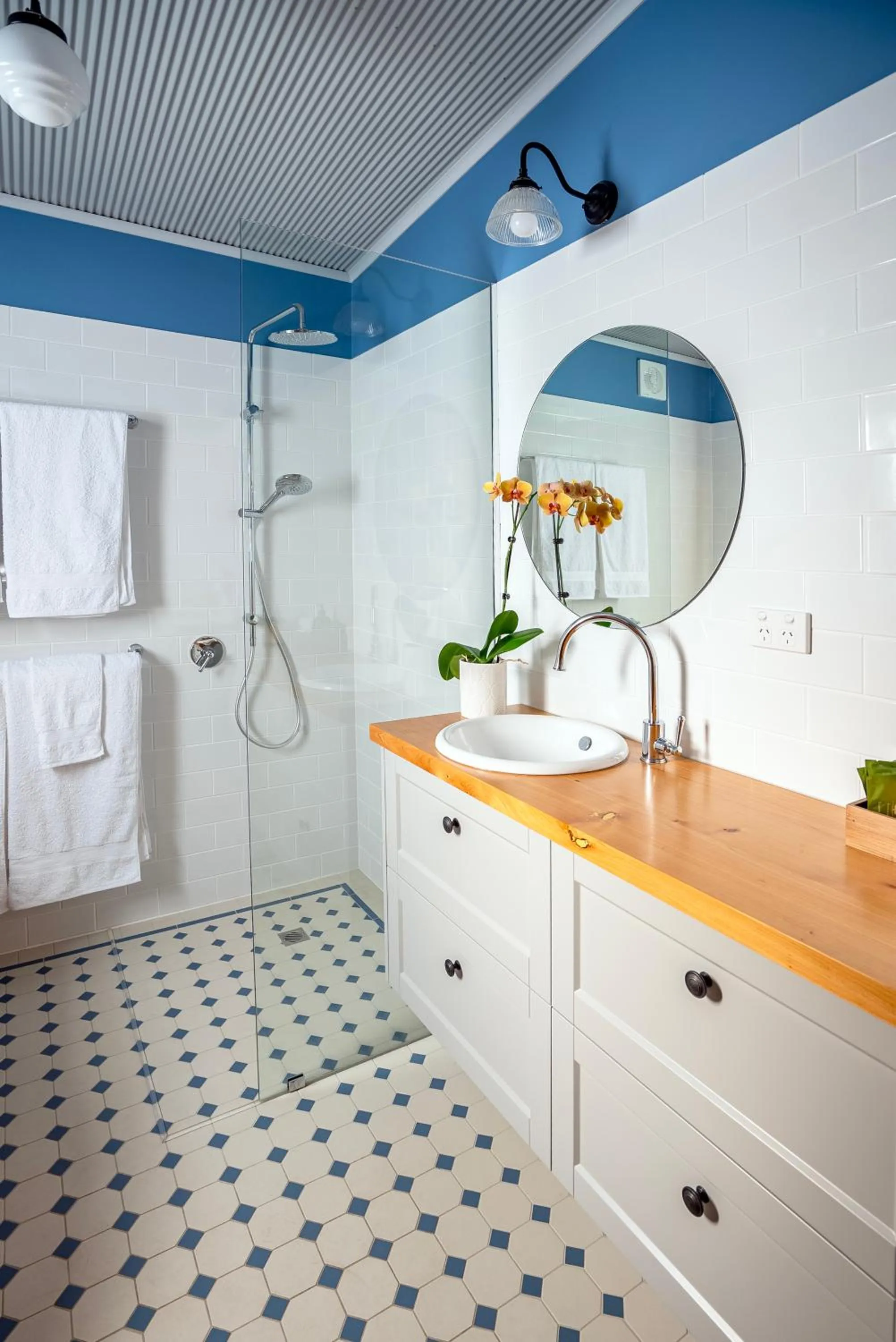 Shower in Willunga Gallery Cabins