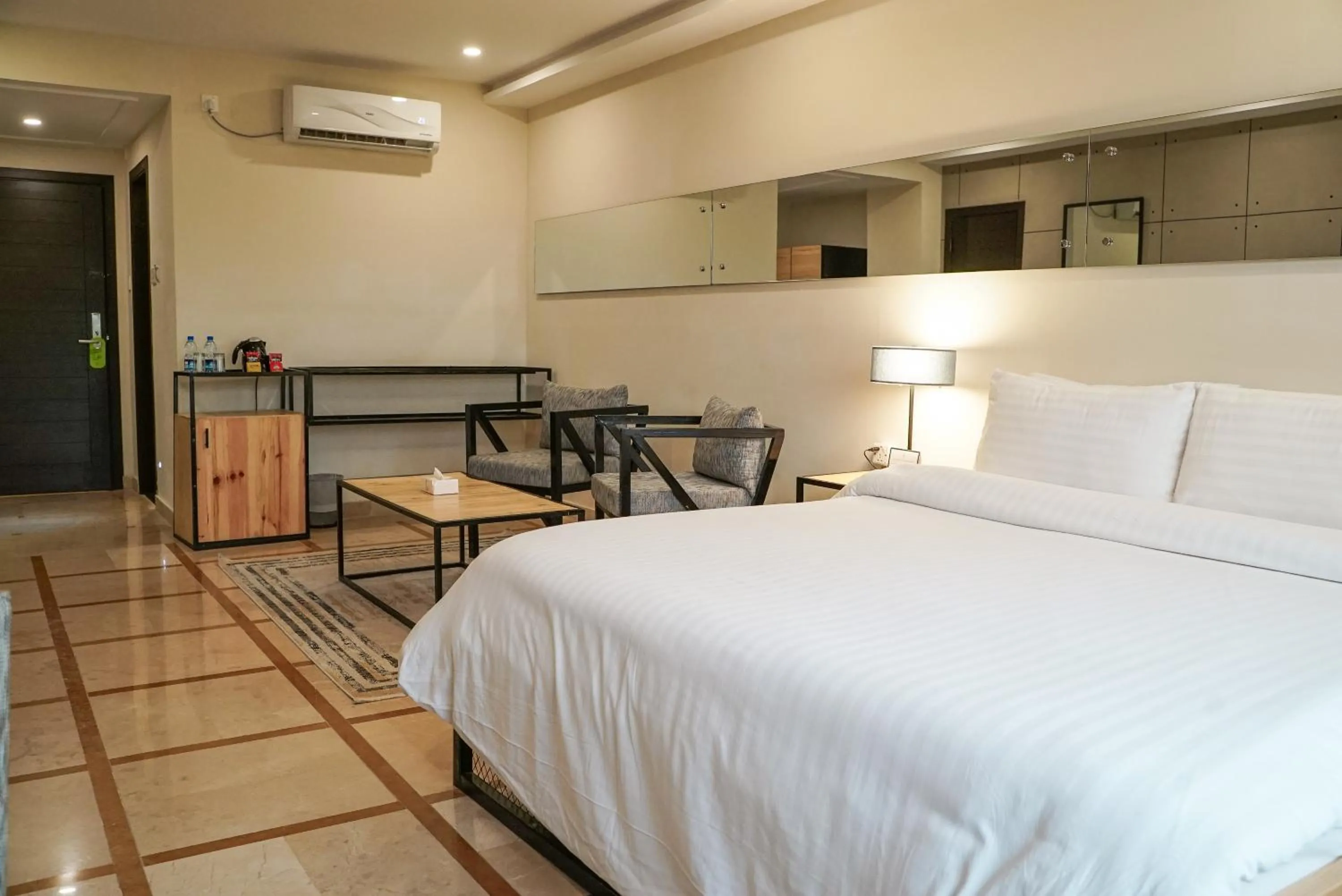 Bed in Roomy Signature Hotel, Islamabad