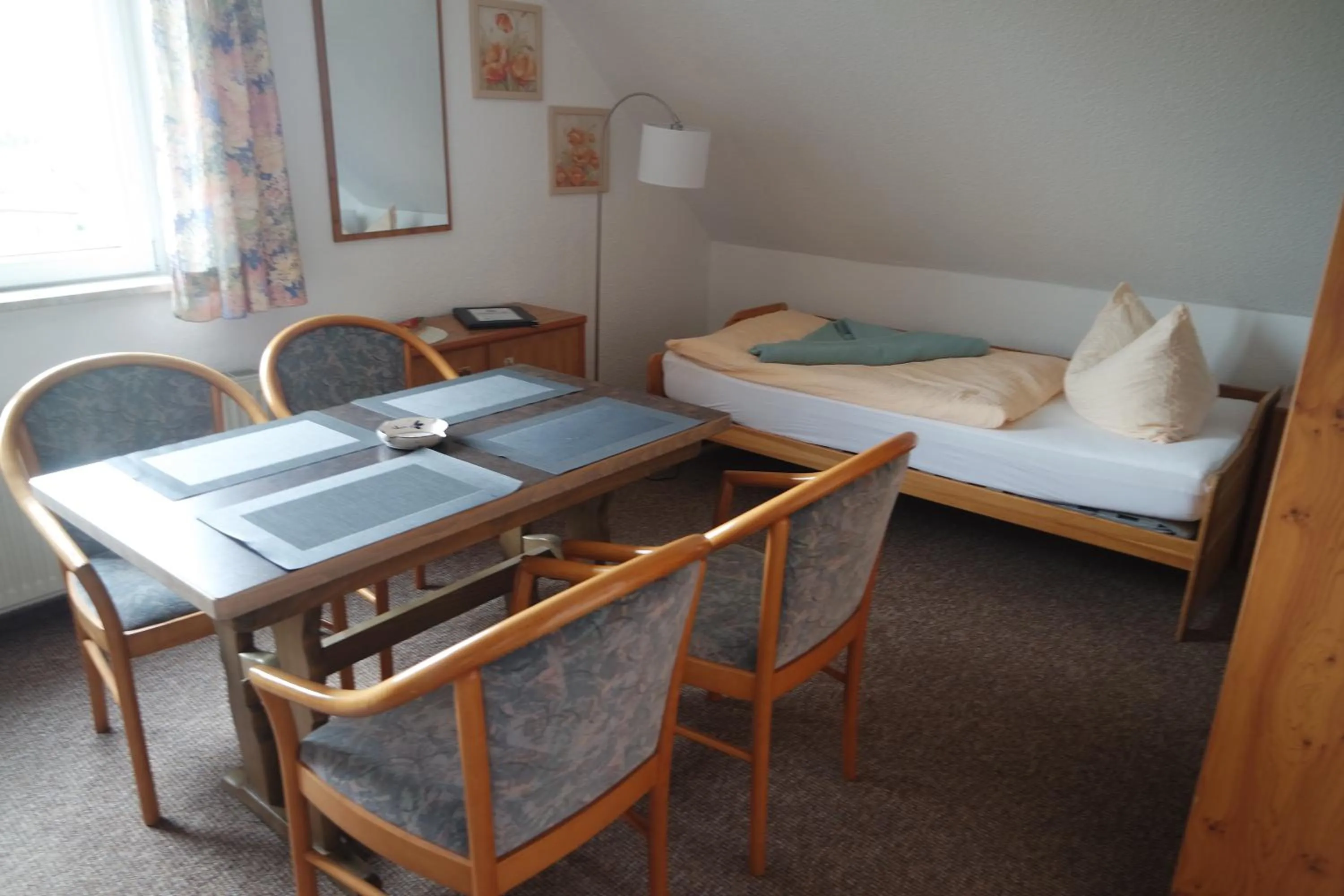 Dining area, Bed in Aparthotel Schafshorn