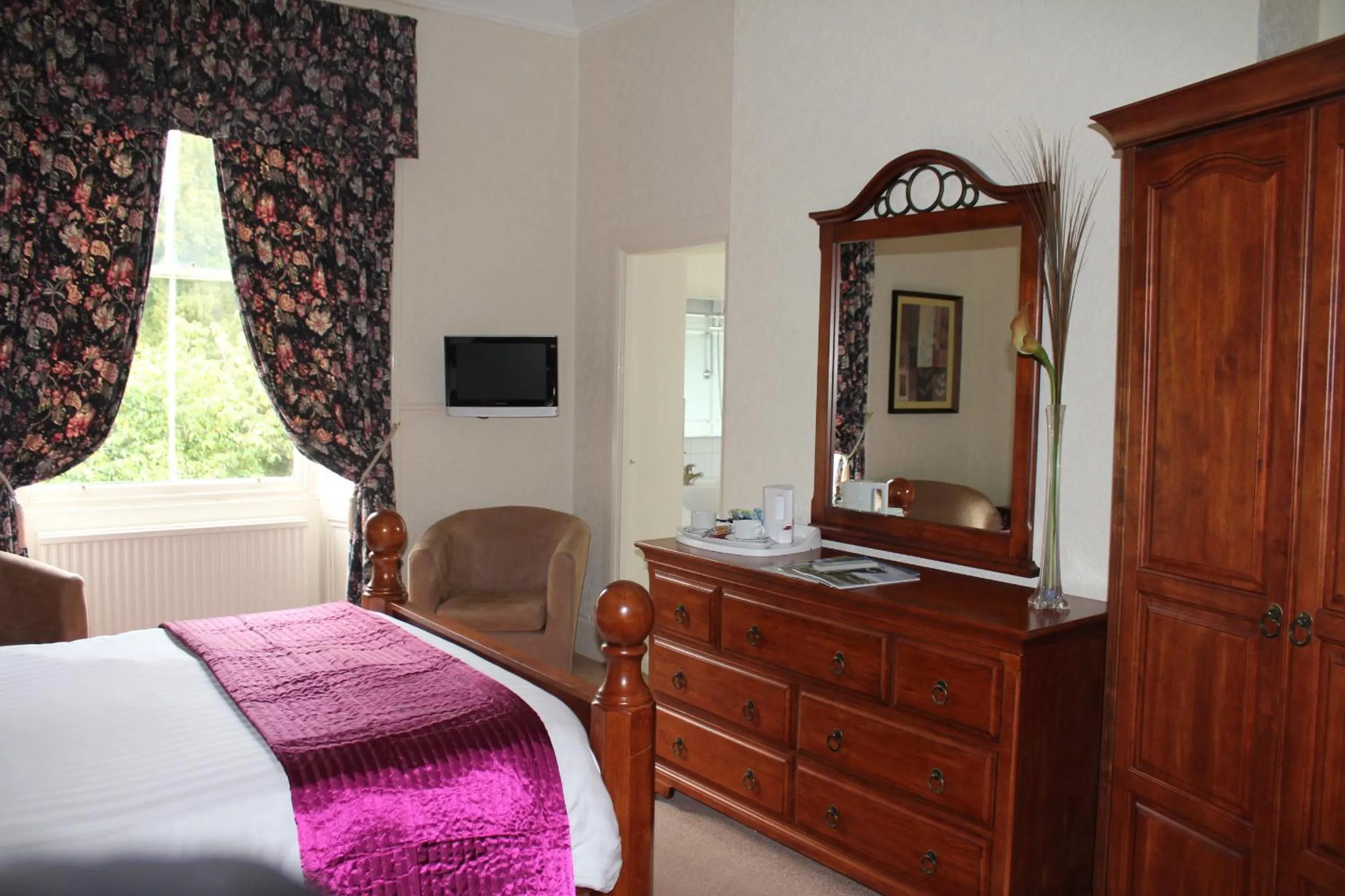 Photo of the whole room, Bed in Broughton Craggs Hotel