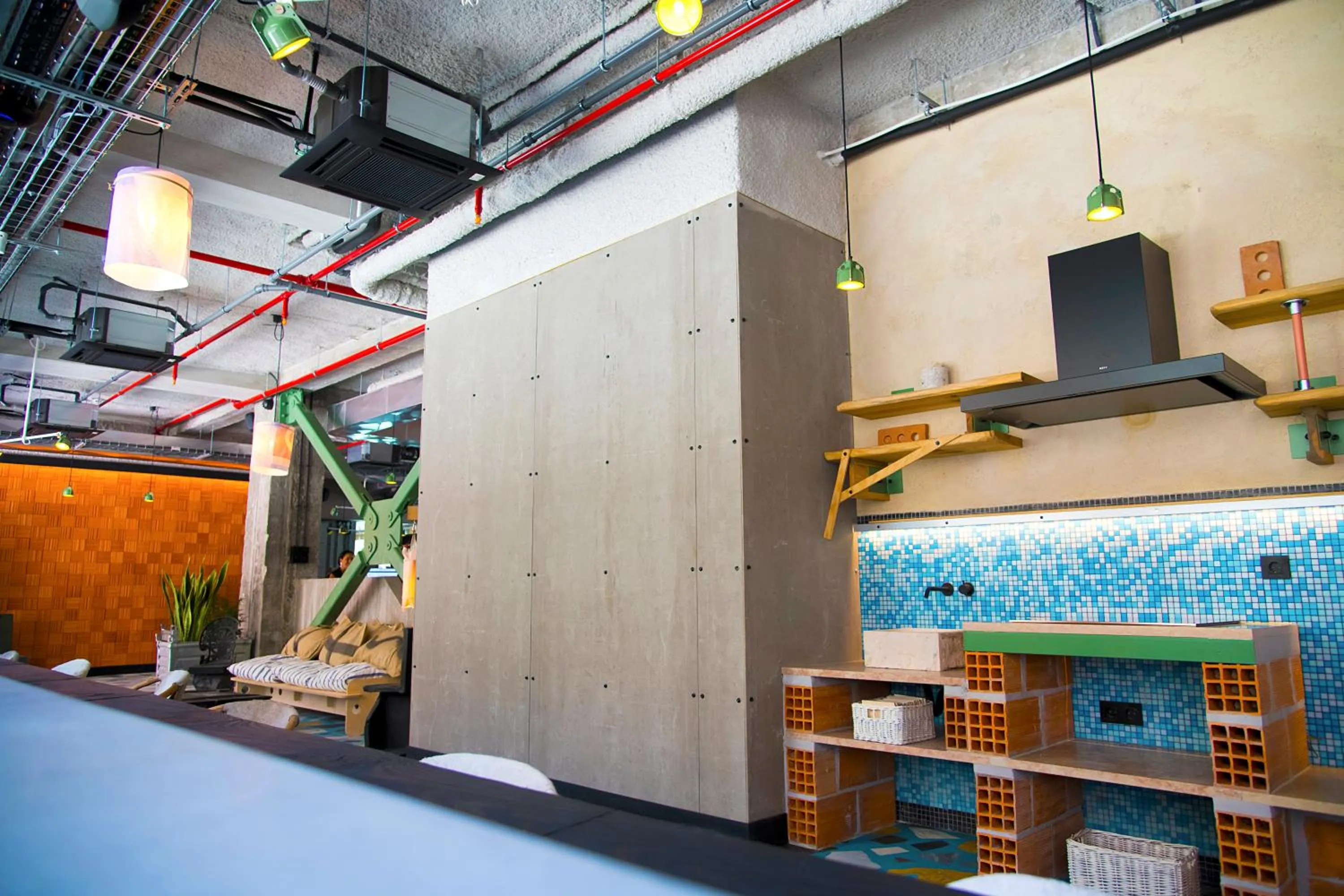 Communal kitchen in JAM Lisbon