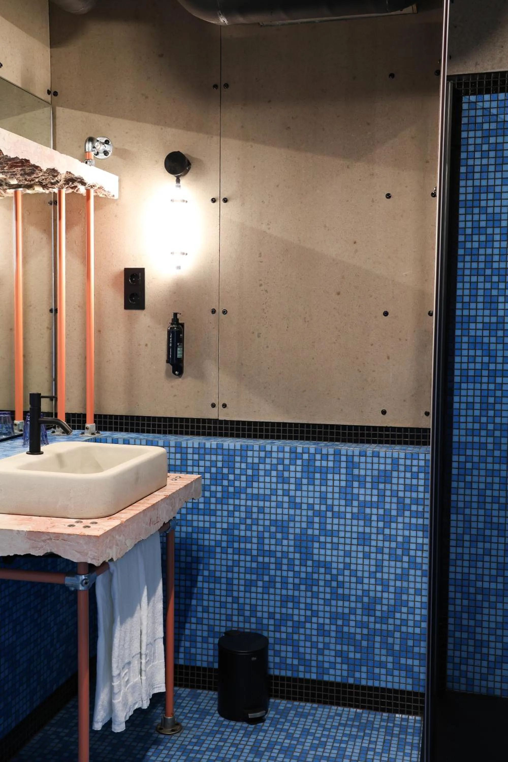 Shower in JAM Lisbon