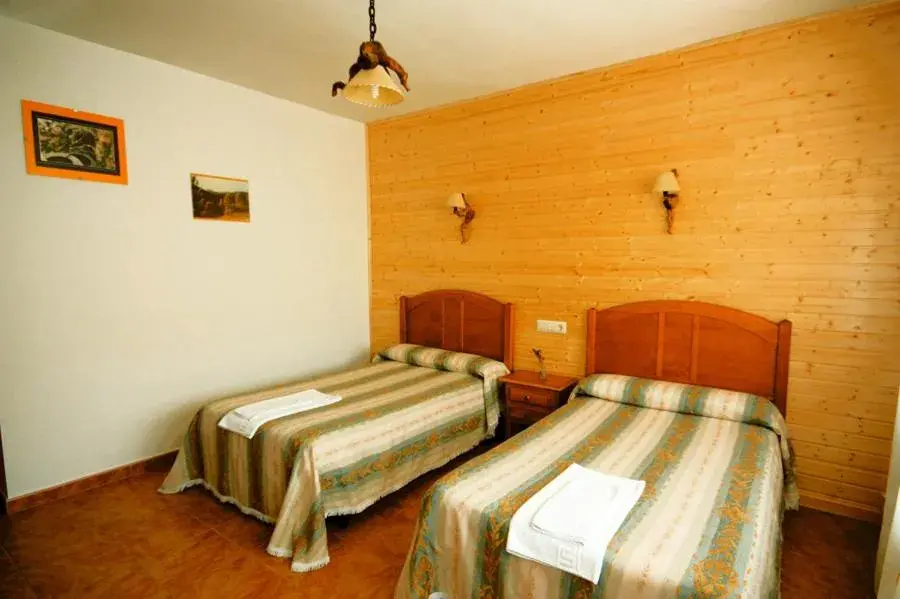 Twin Room in Hostal Río Mundo Twin Room in Hostal Río Mundo