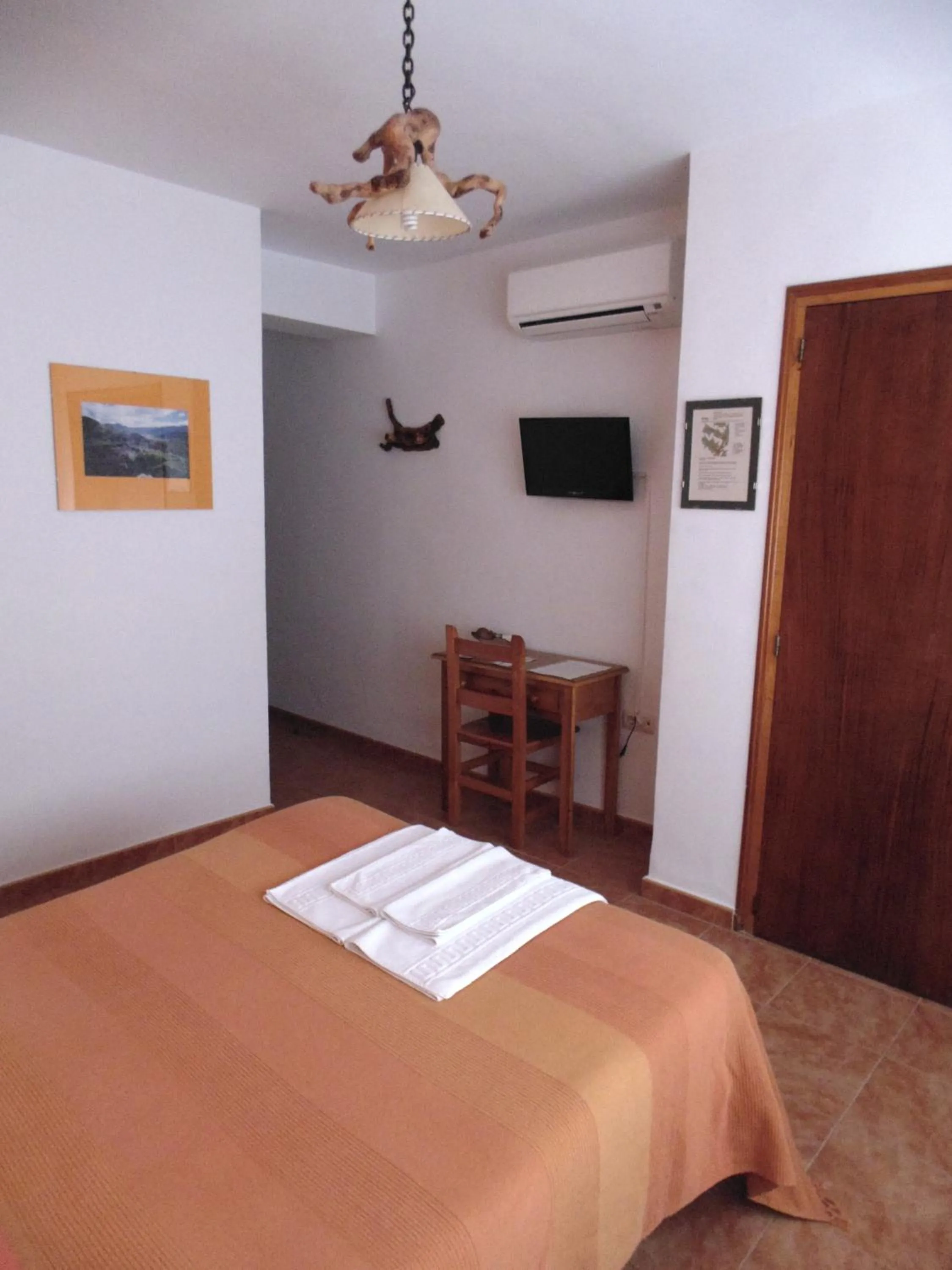 TV and multimedia, Bed in Hostal Río Mundo