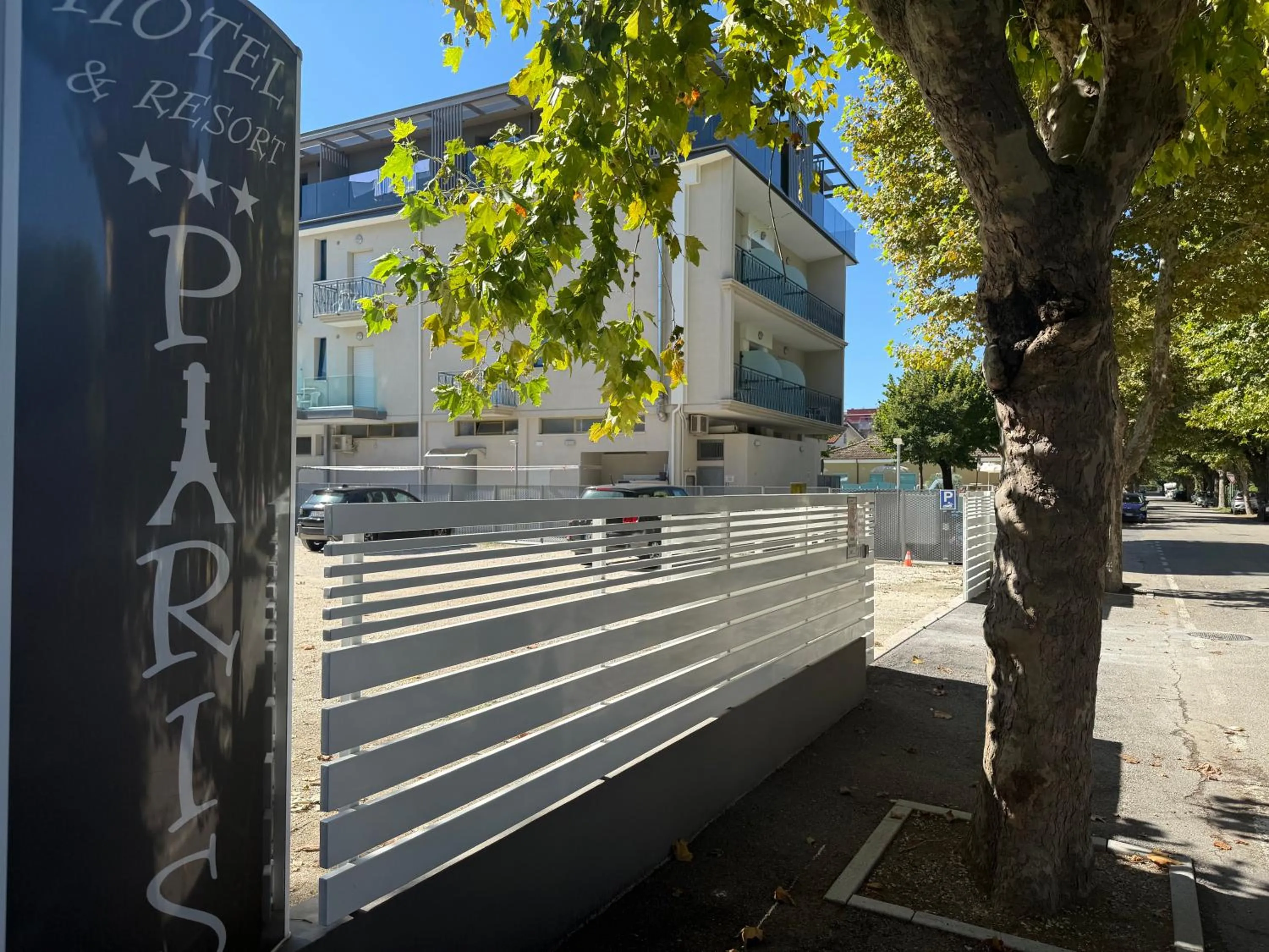 Property building in Hotel Paris Resort