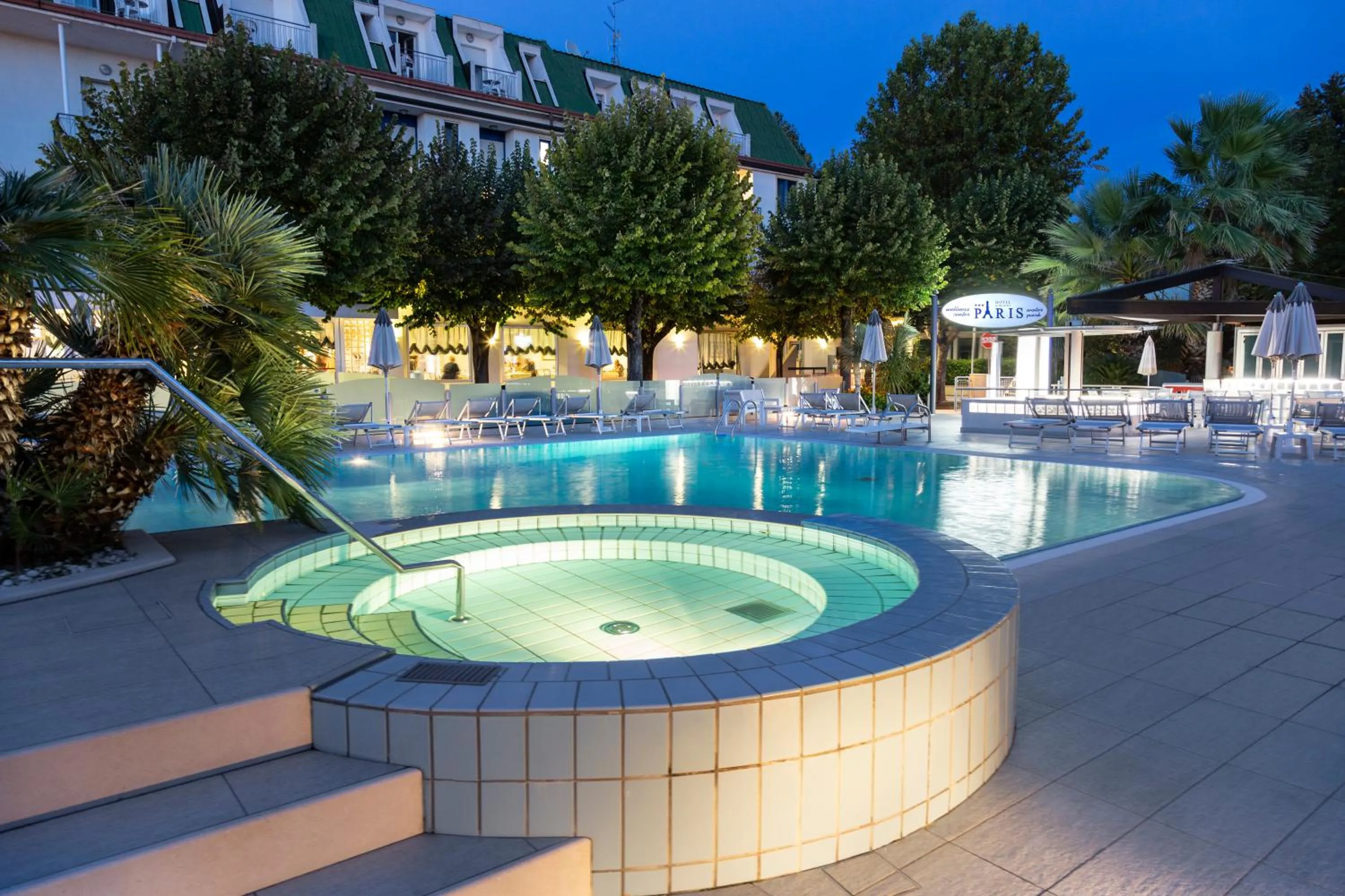Hot Tub in Hotel Paris Resort