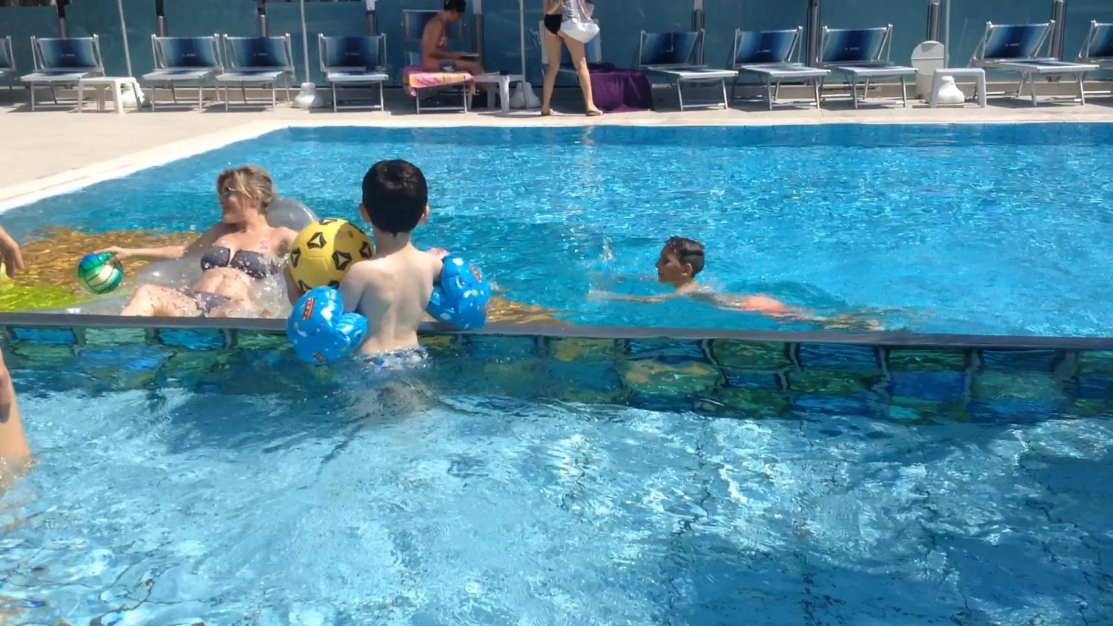 Swimming pool in Hotel Paris Resort