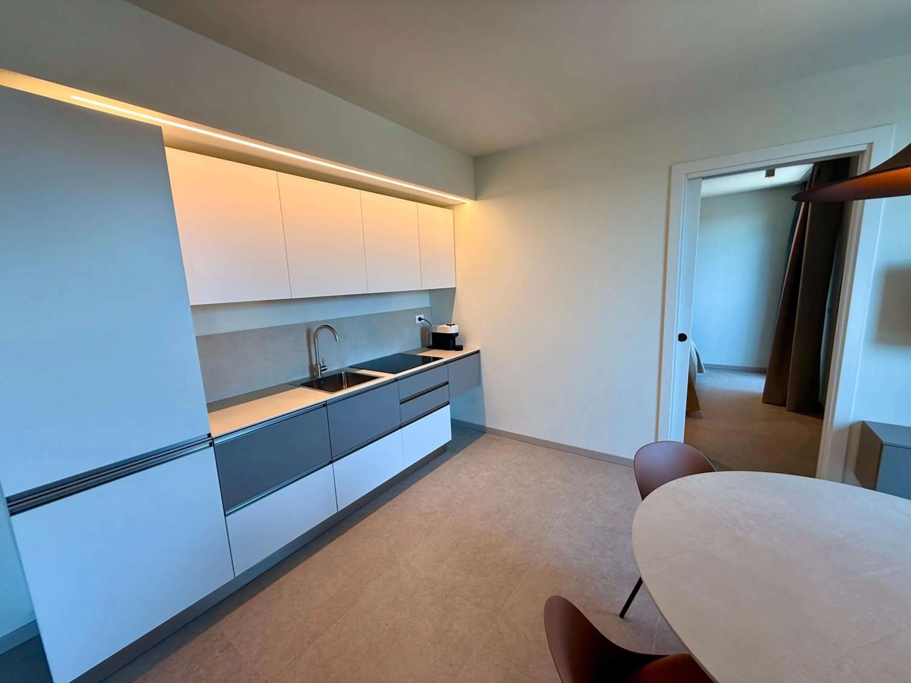 Kitchen or kitchenette, Bed in Hotel Paris Resort
