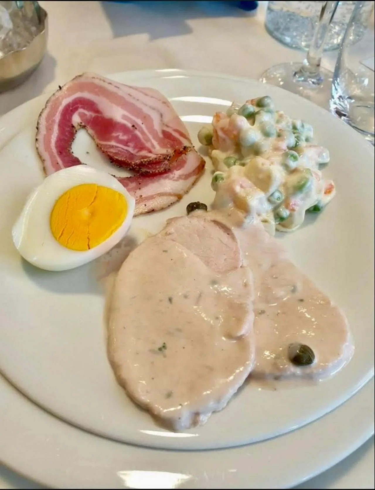 Restaurant/places to eat in Hotel Paris Resort
