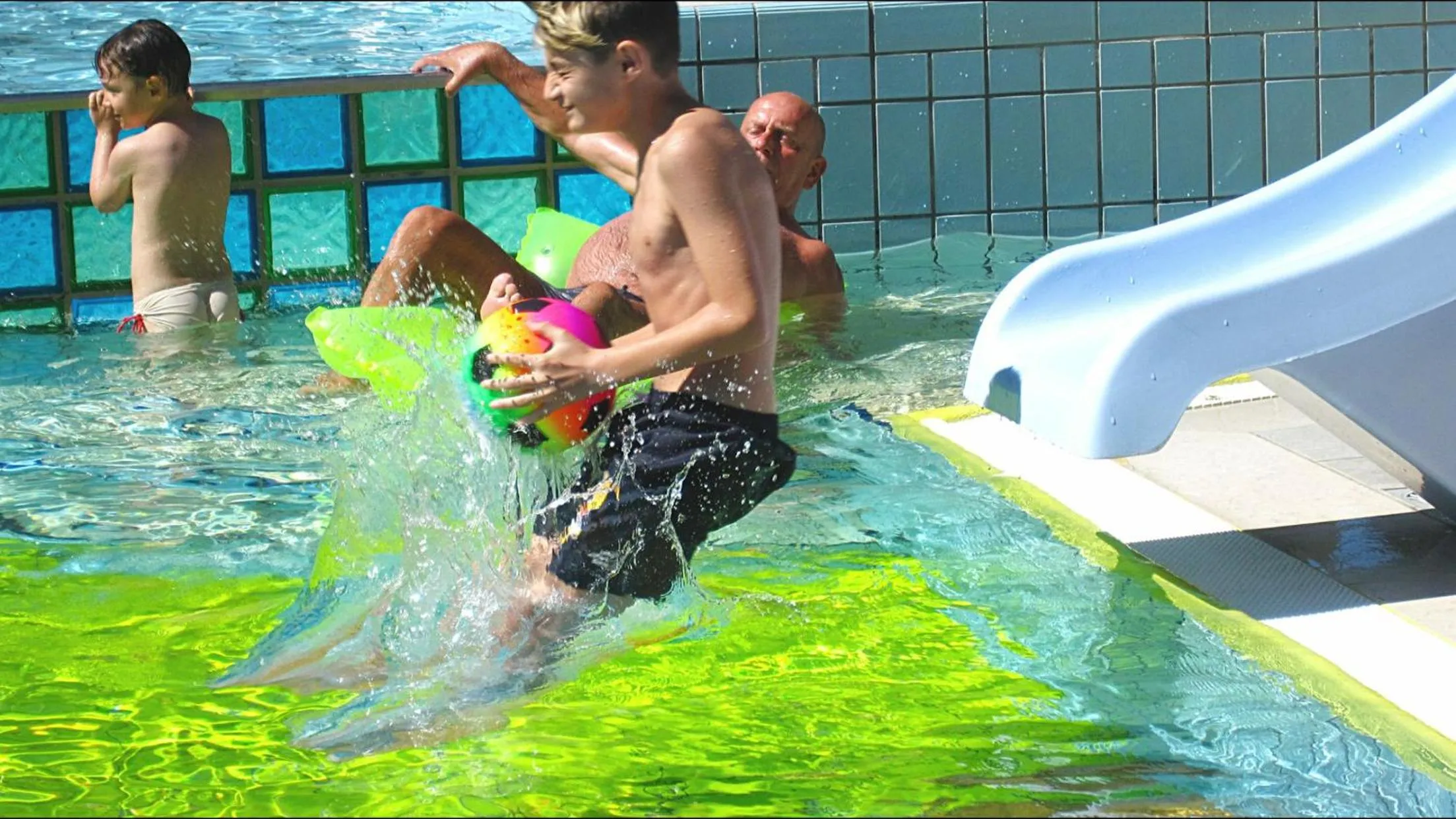 Swimming pool in Hotel Paris Resort