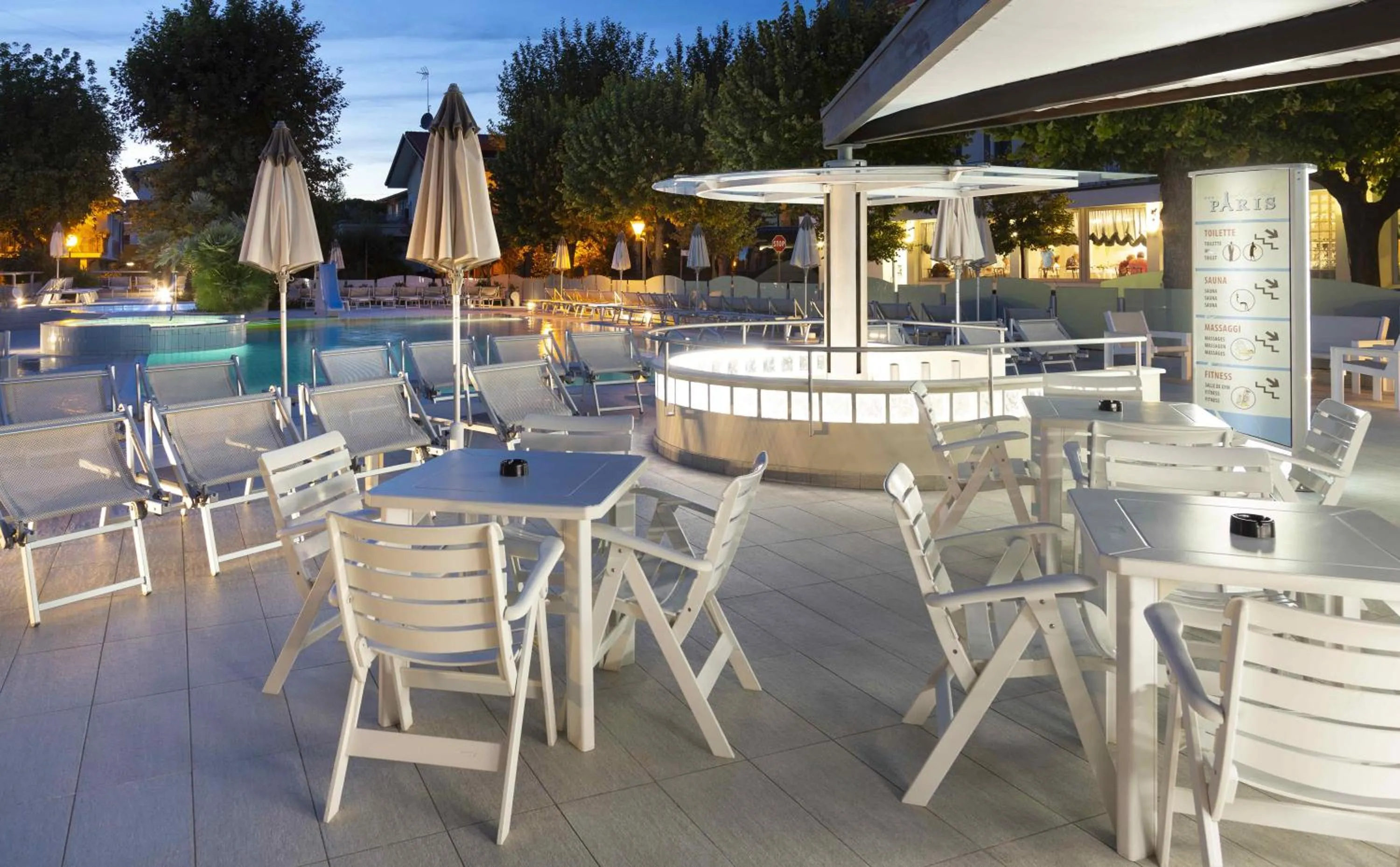 Swimming pool in Hotel Paris Resort