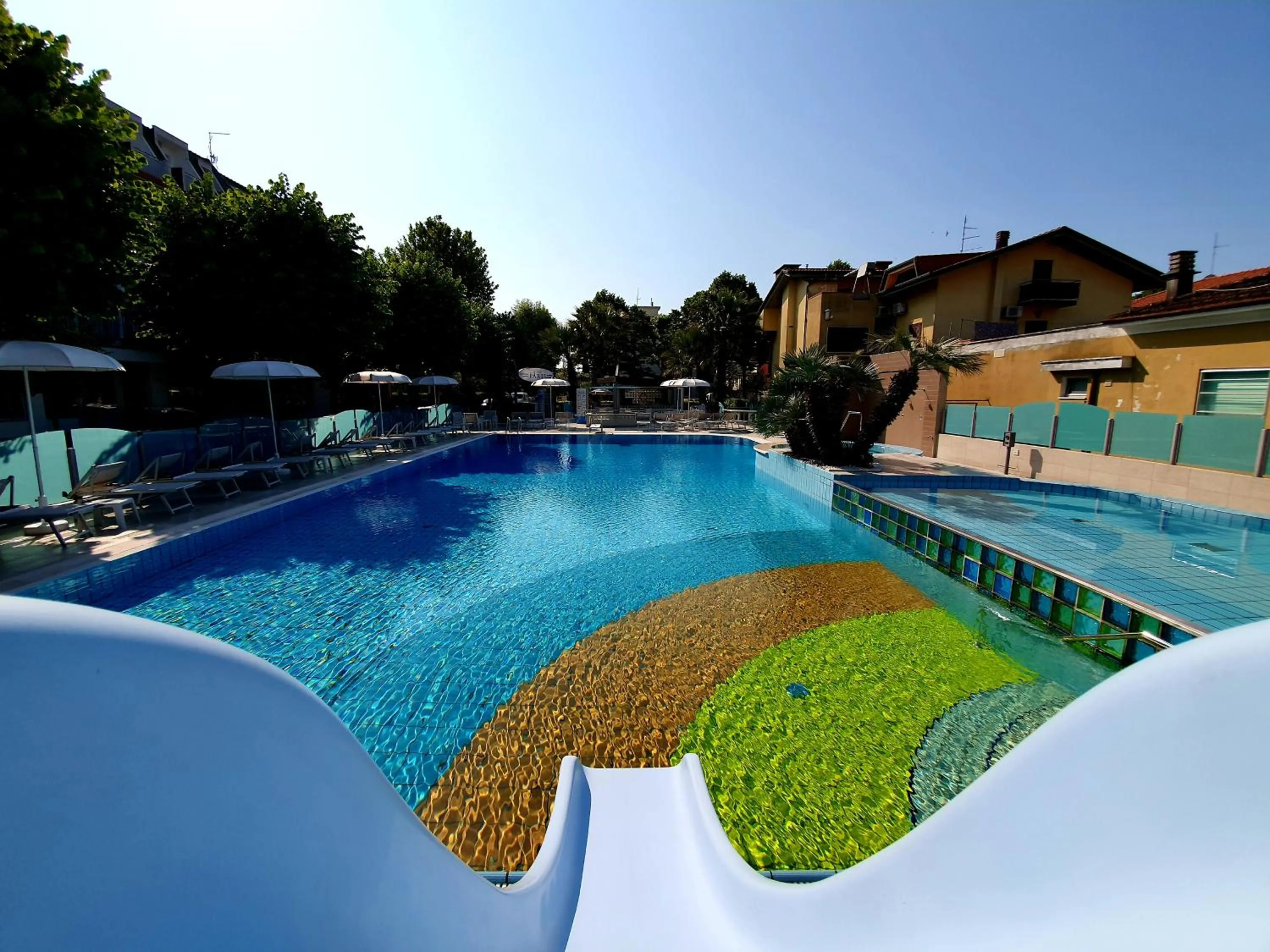 Swimming pool in Hotel Paris Resort