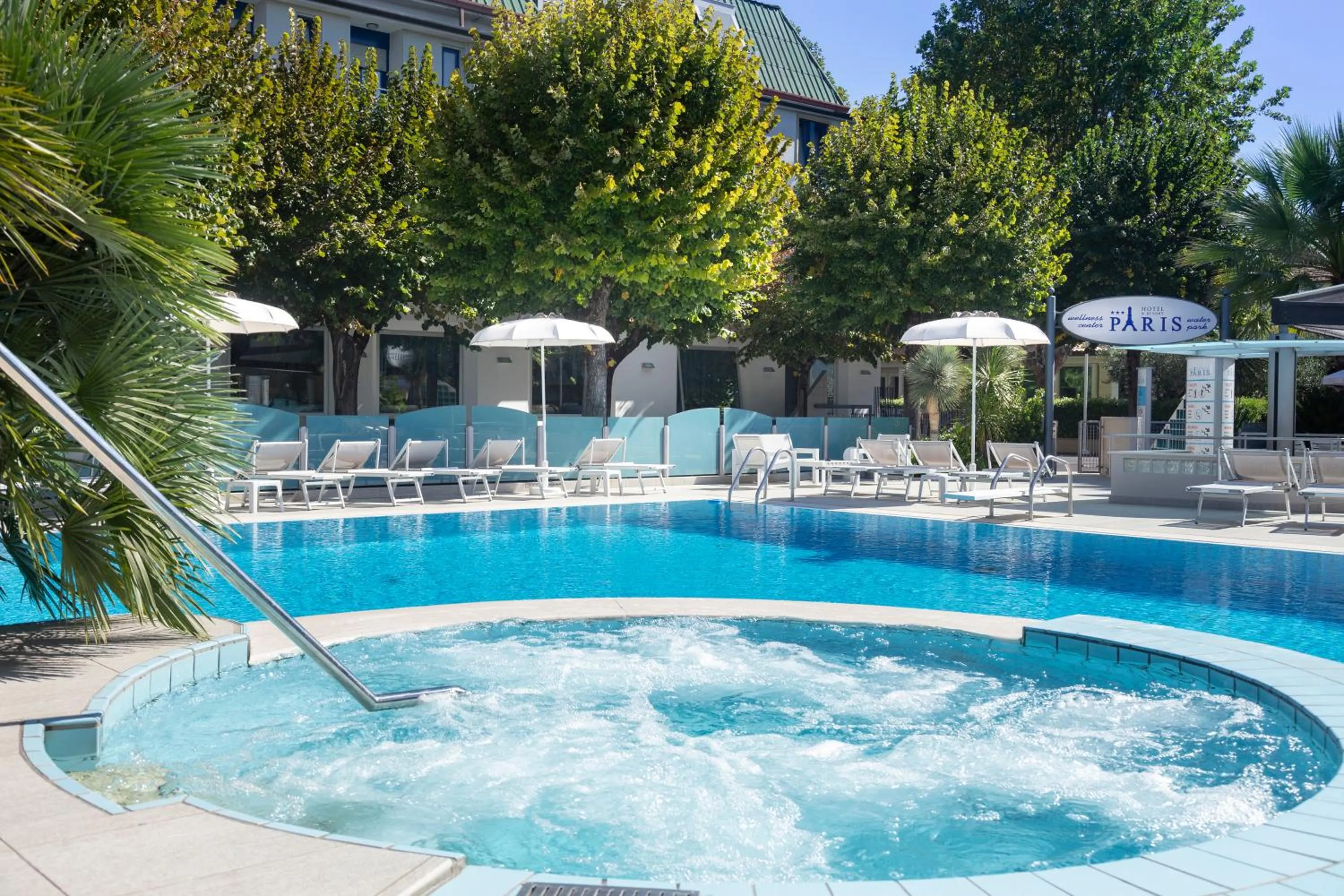 Hot Tub in Hotel Paris Resort