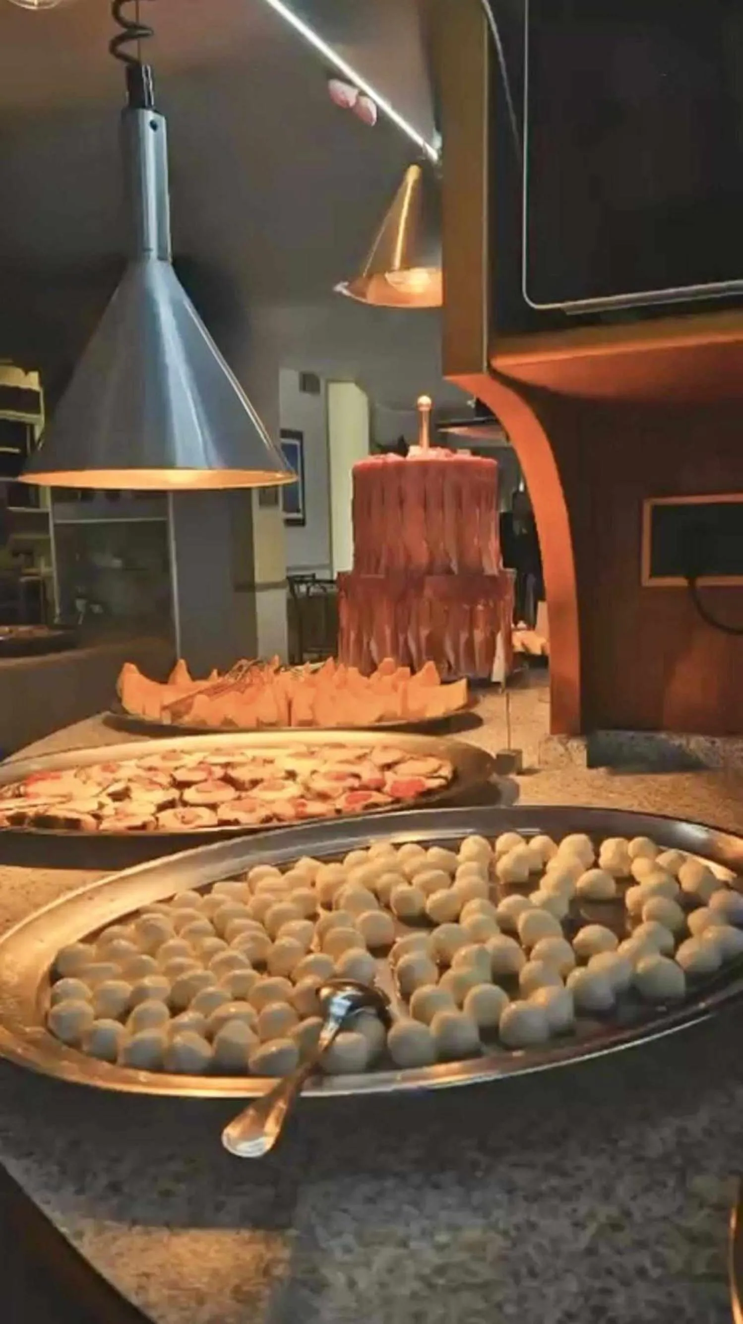 Restaurant/places to eat in Hotel Paris Resort