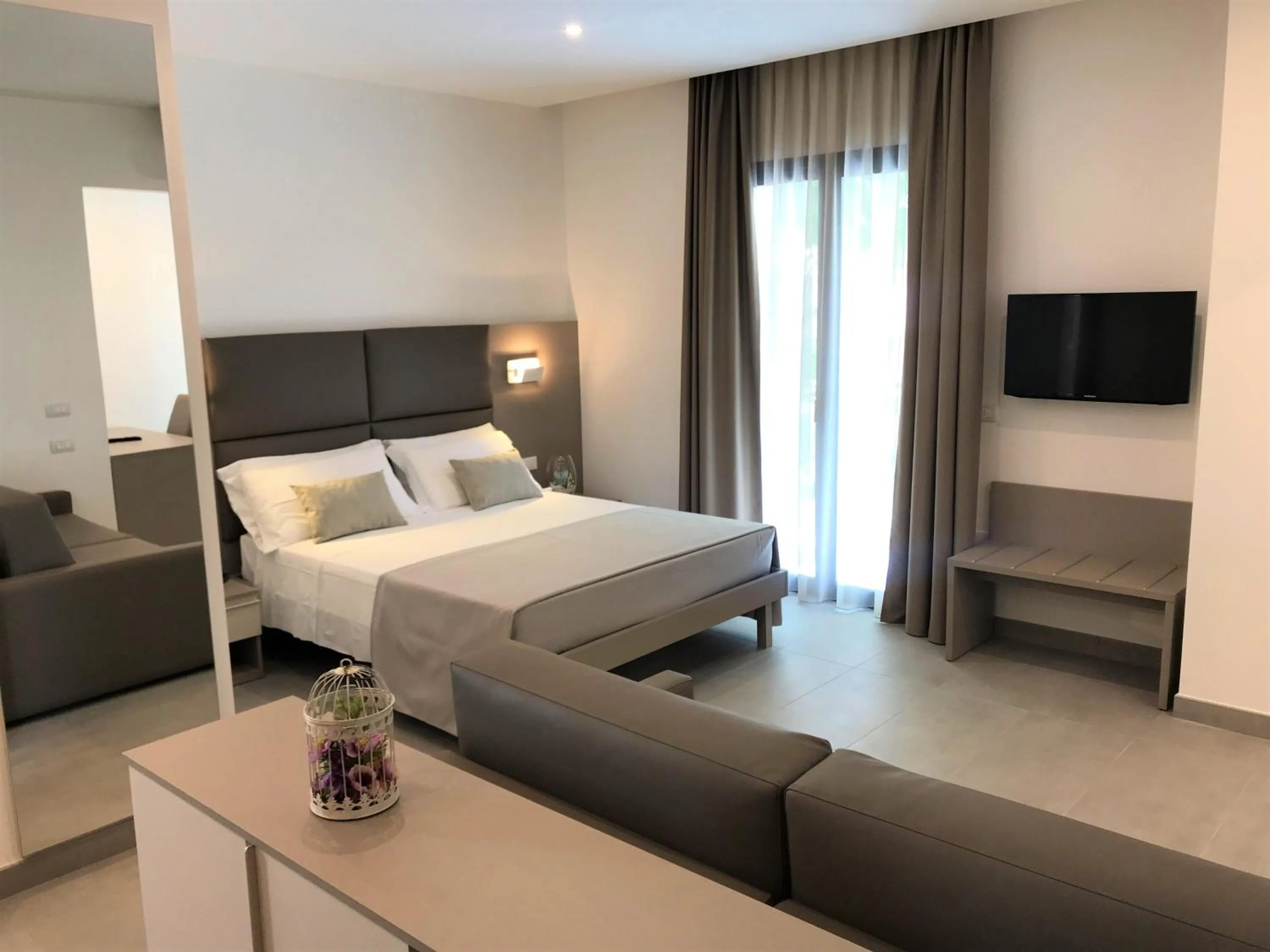 Communal lounge/ TV room, Bed in Hotel Paris Resort