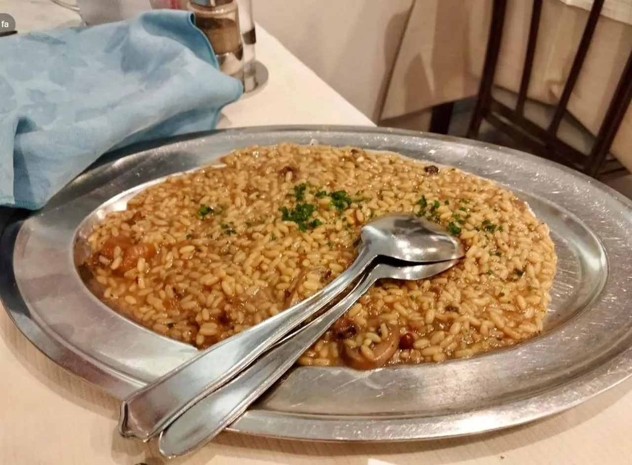 Restaurant/places to eat in Hotel Paris Resort