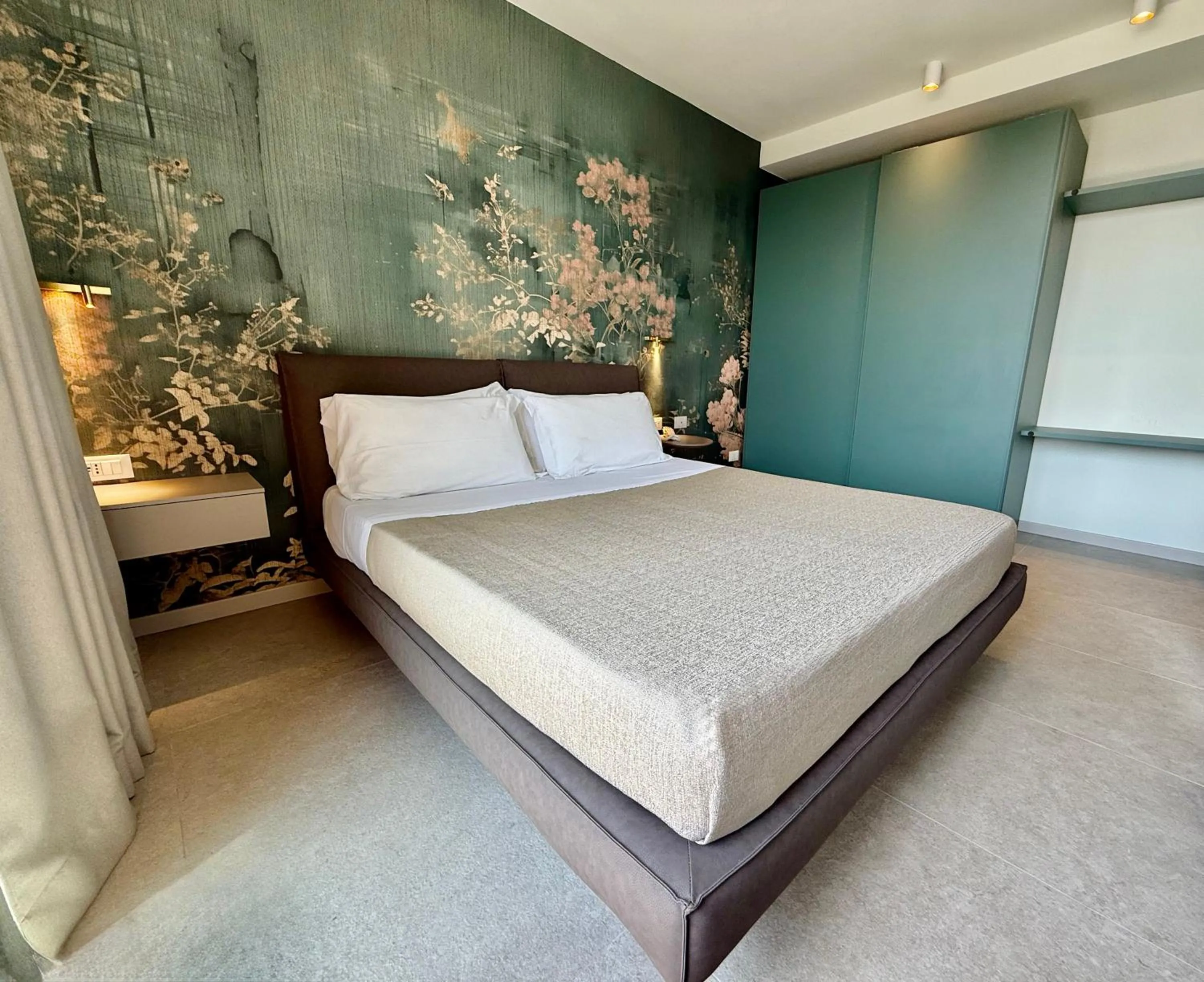 Bed in Hotel Paris Resort