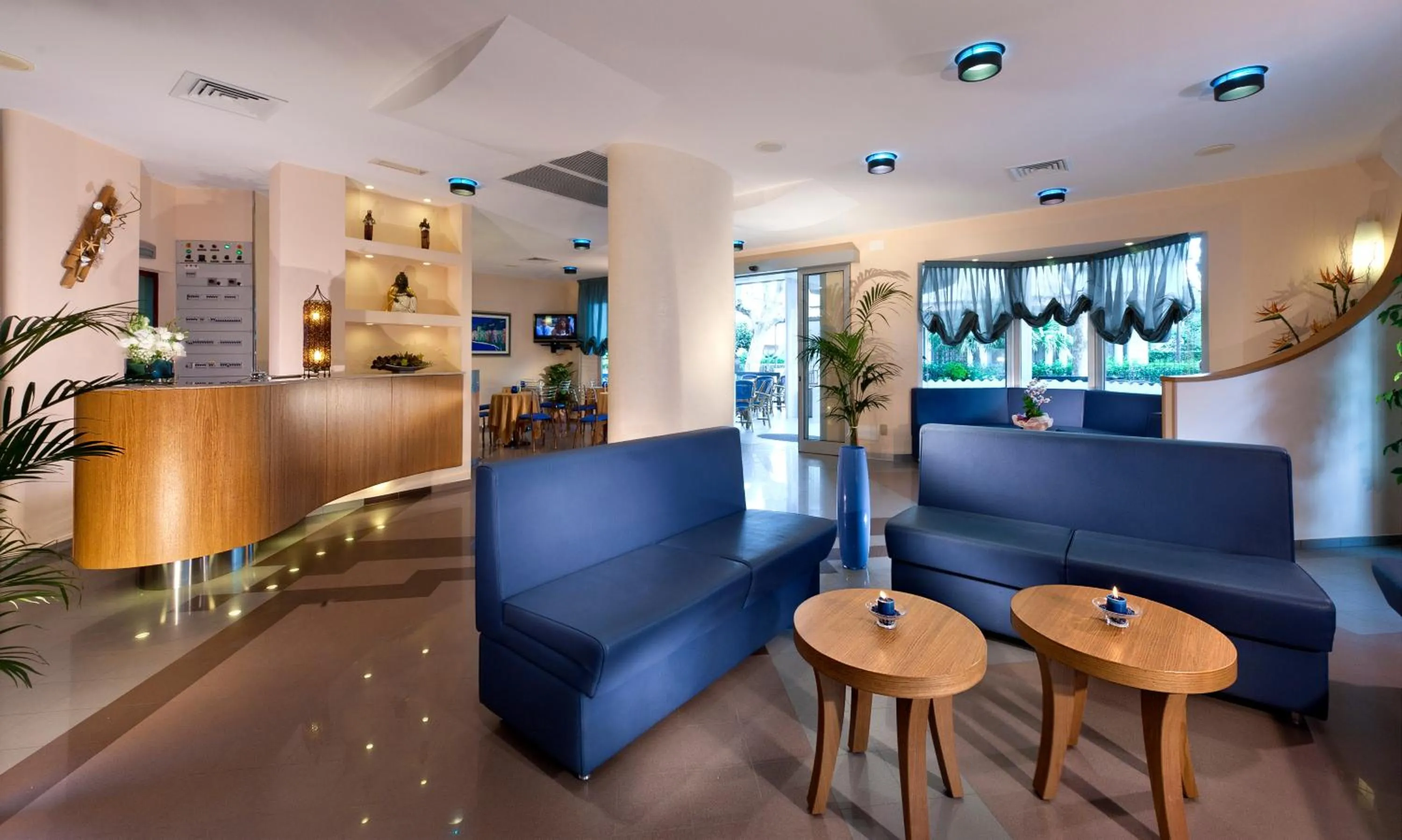 Communal lounge/ TV room in Hotel Paris Resort