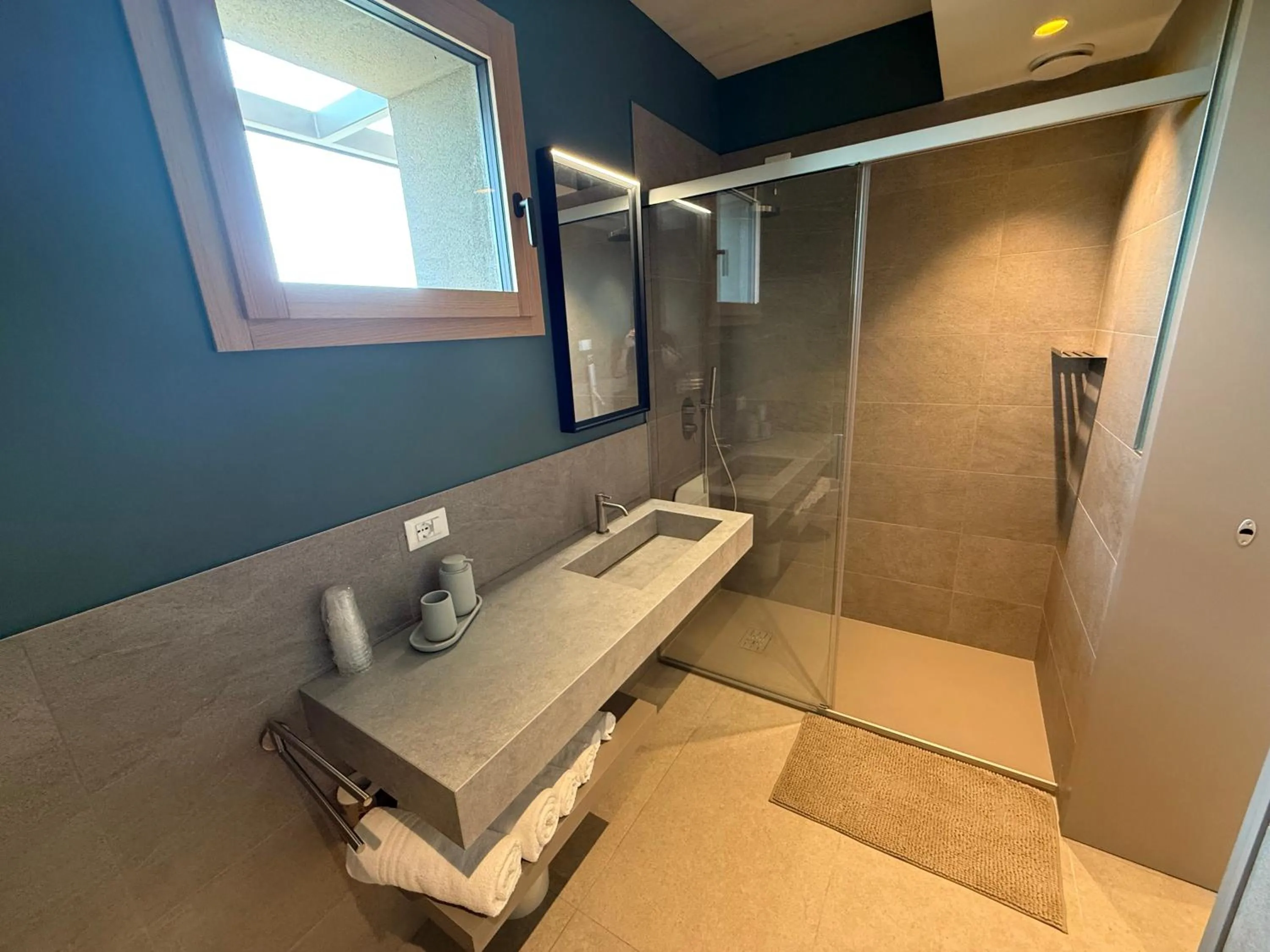 Shower in Hotel Paris Resort