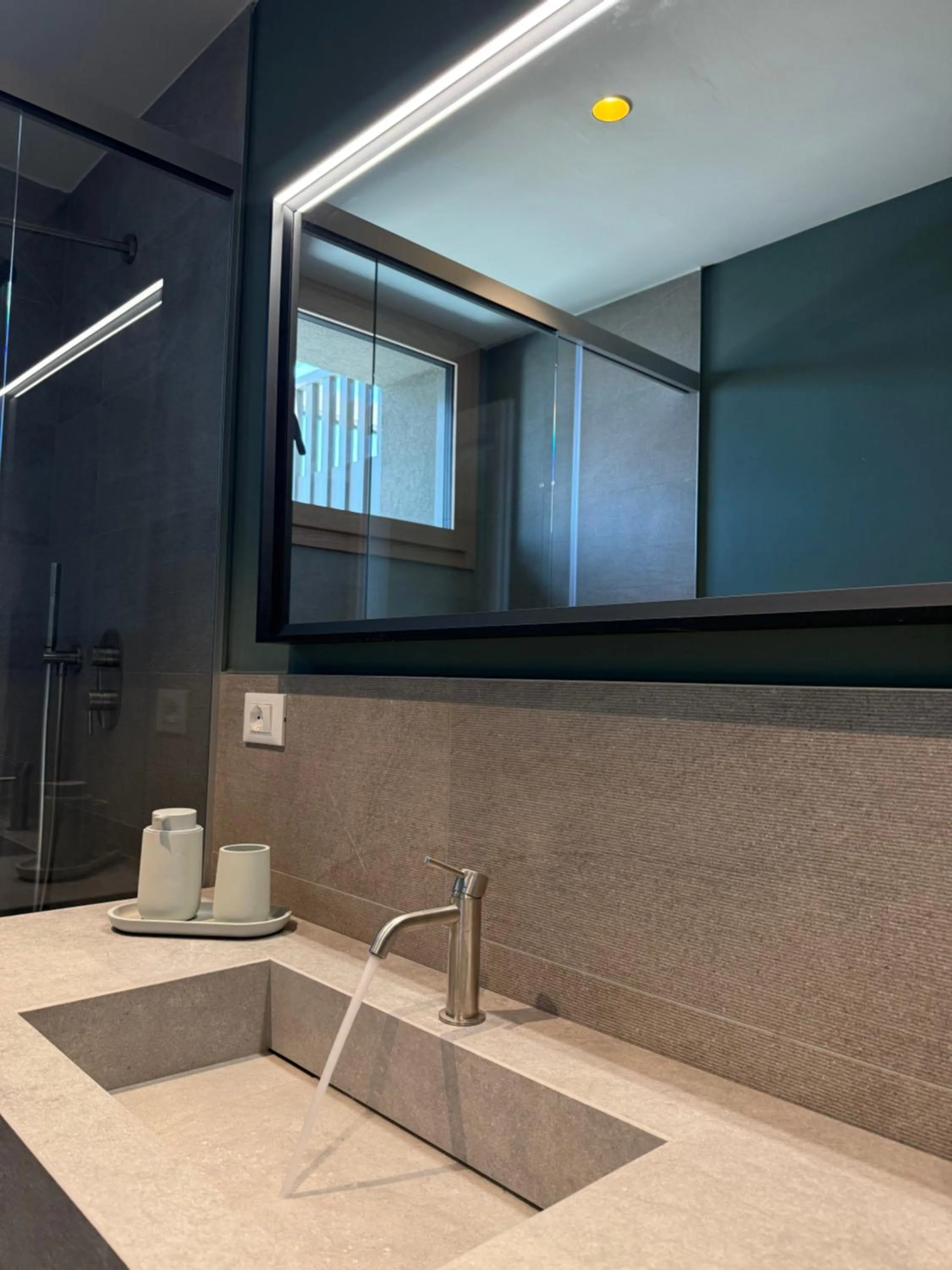 Shower in Hotel Paris Resort