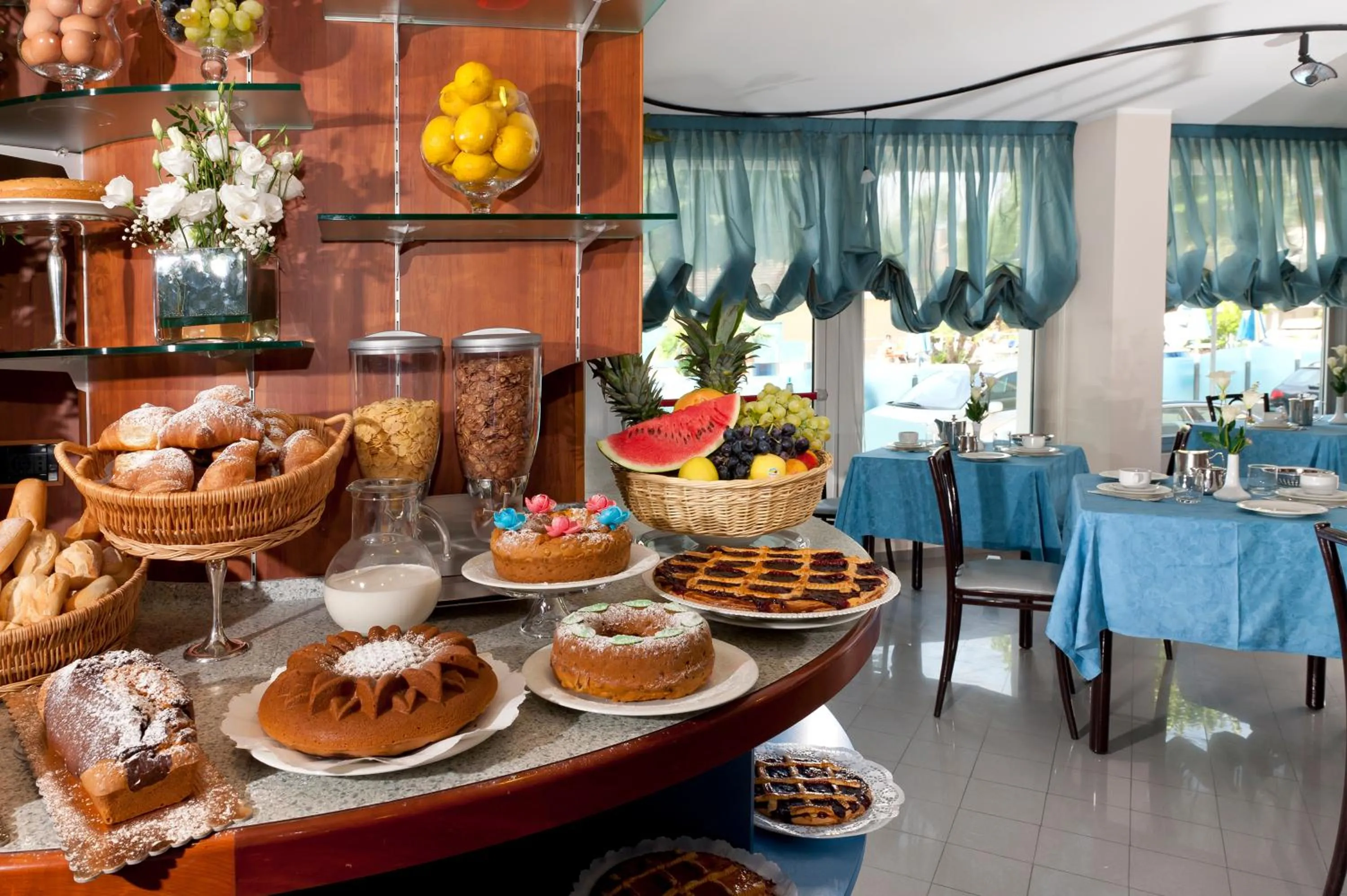 Restaurant/places to eat in Hotel Paris Resort