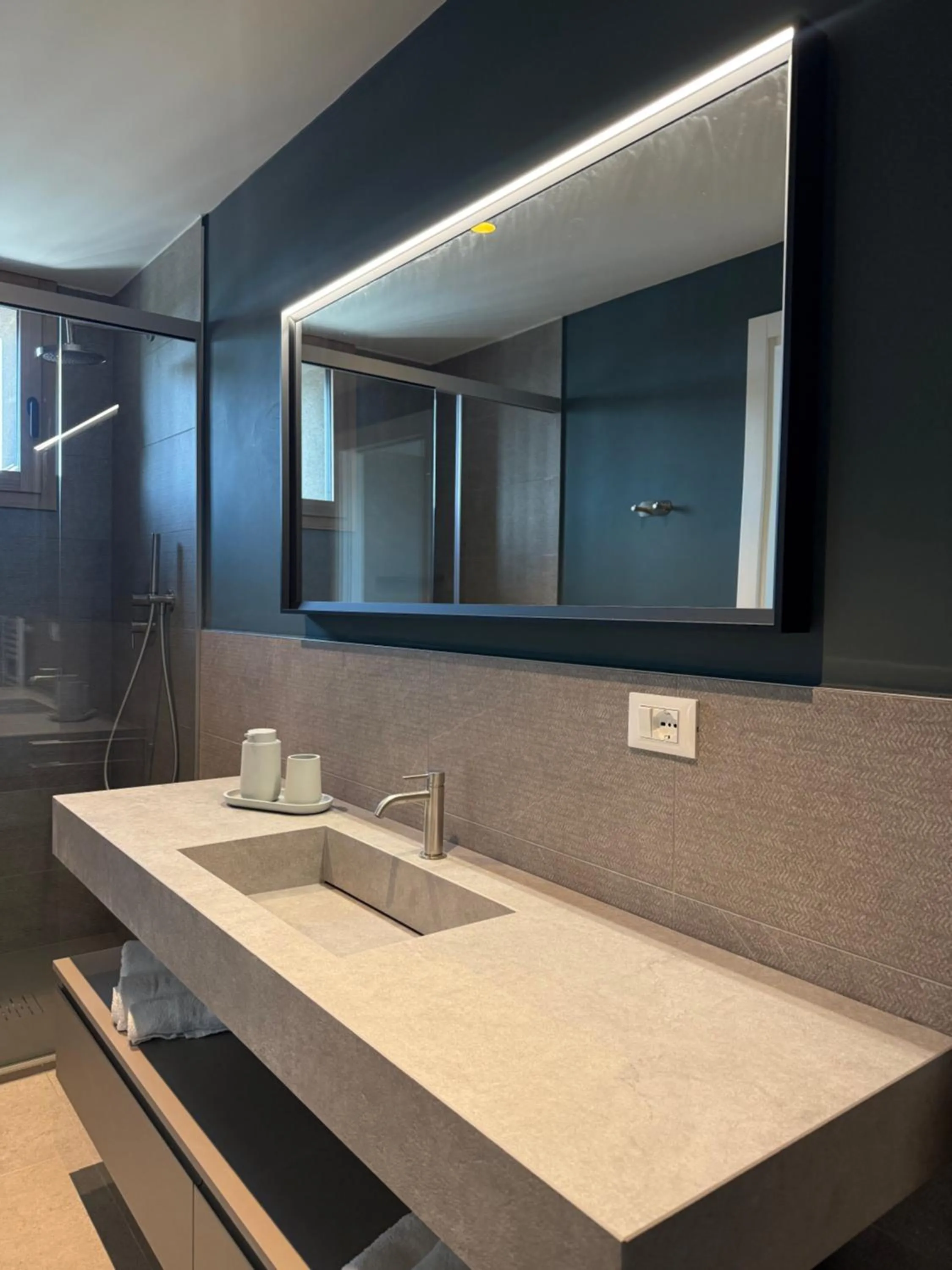 Shower in Hotel Paris Resort
