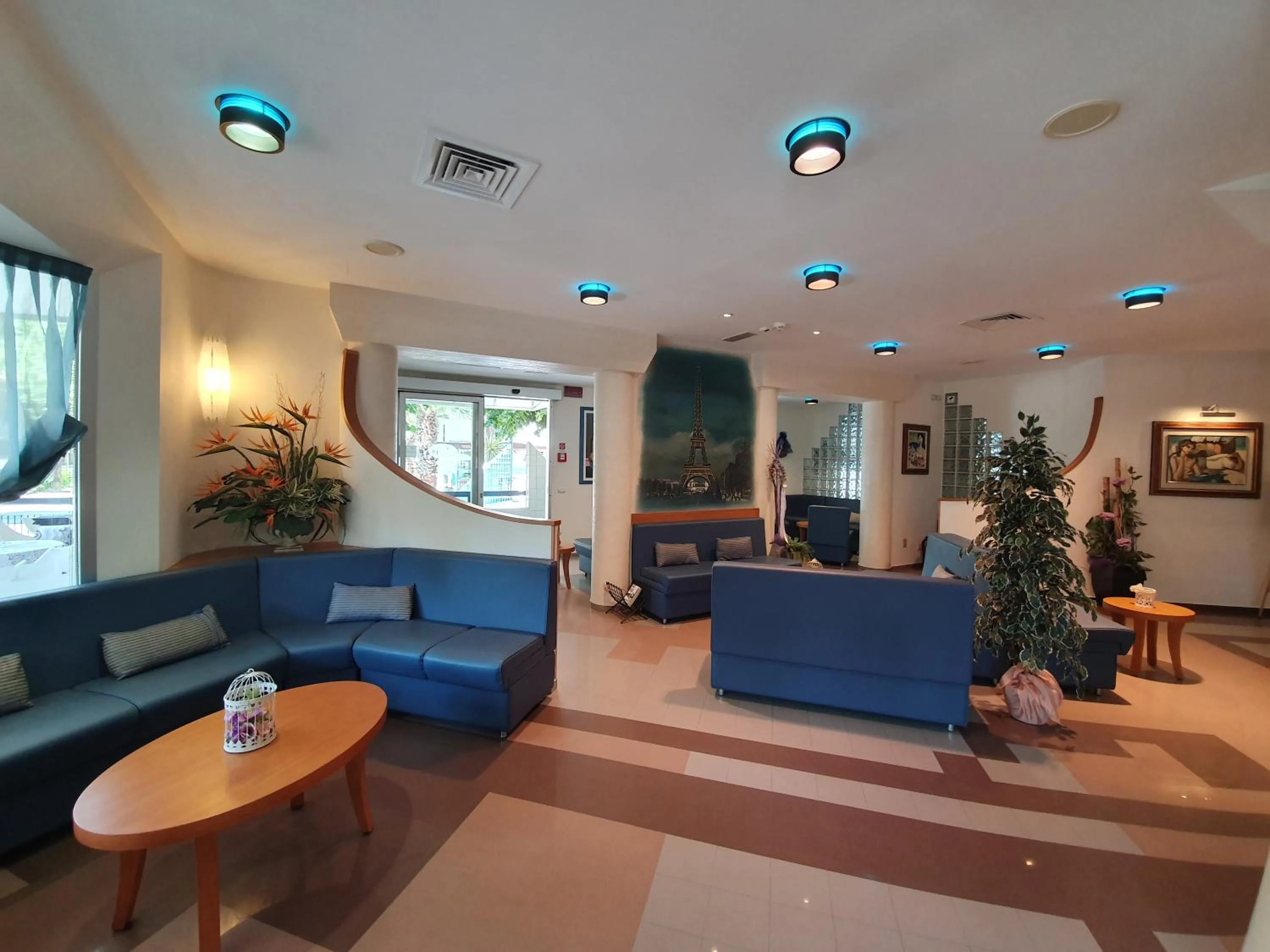 Communal lounge/ TV room in Hotel Paris Resort