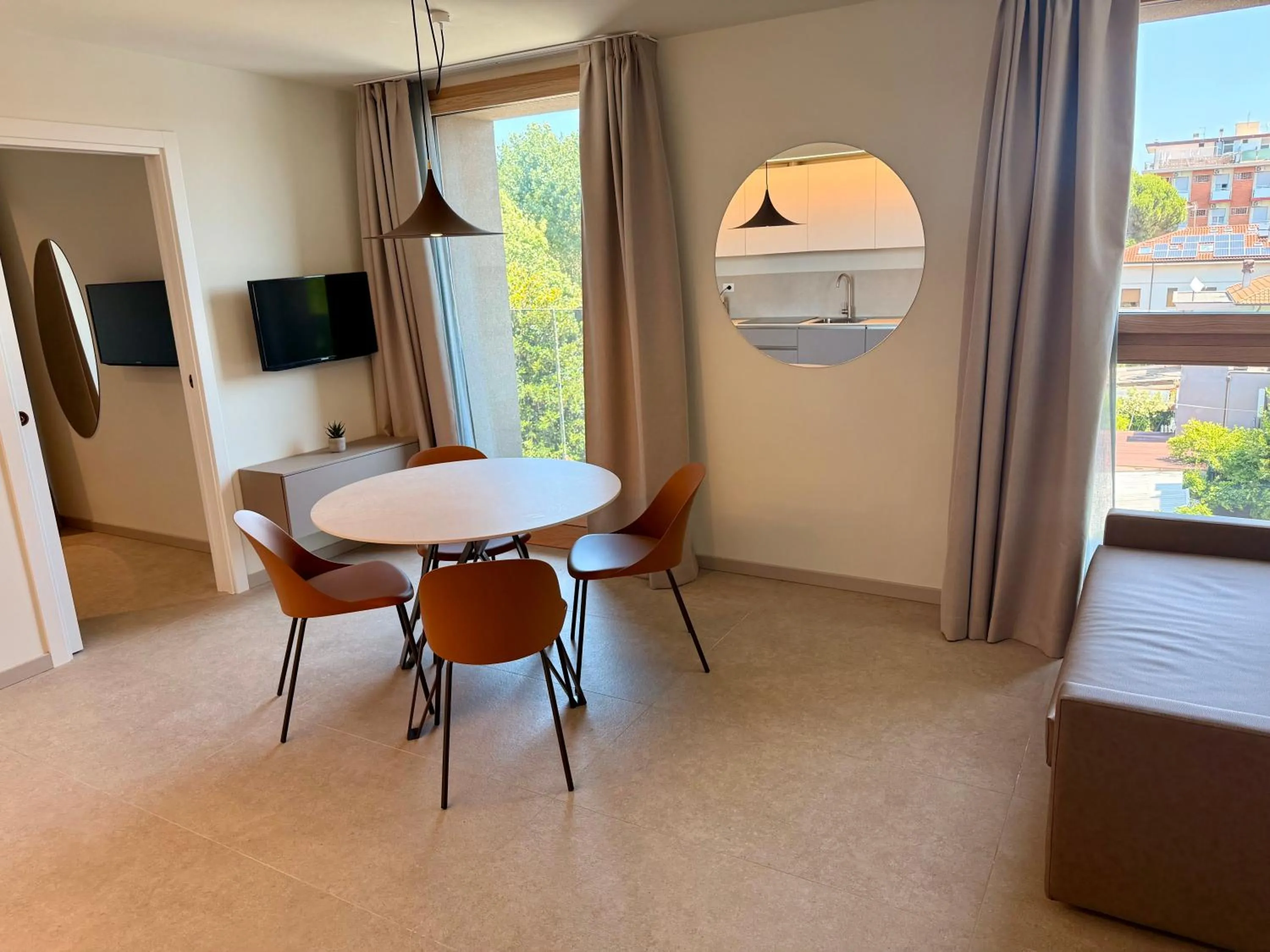 Communal lounge/ TV room in Hotel Paris Resort
