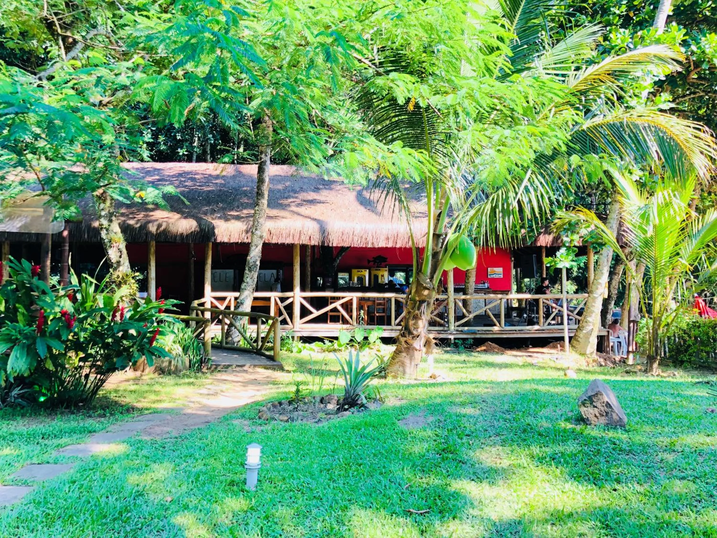 Communal lounge/ TV room in Praia da Crena
