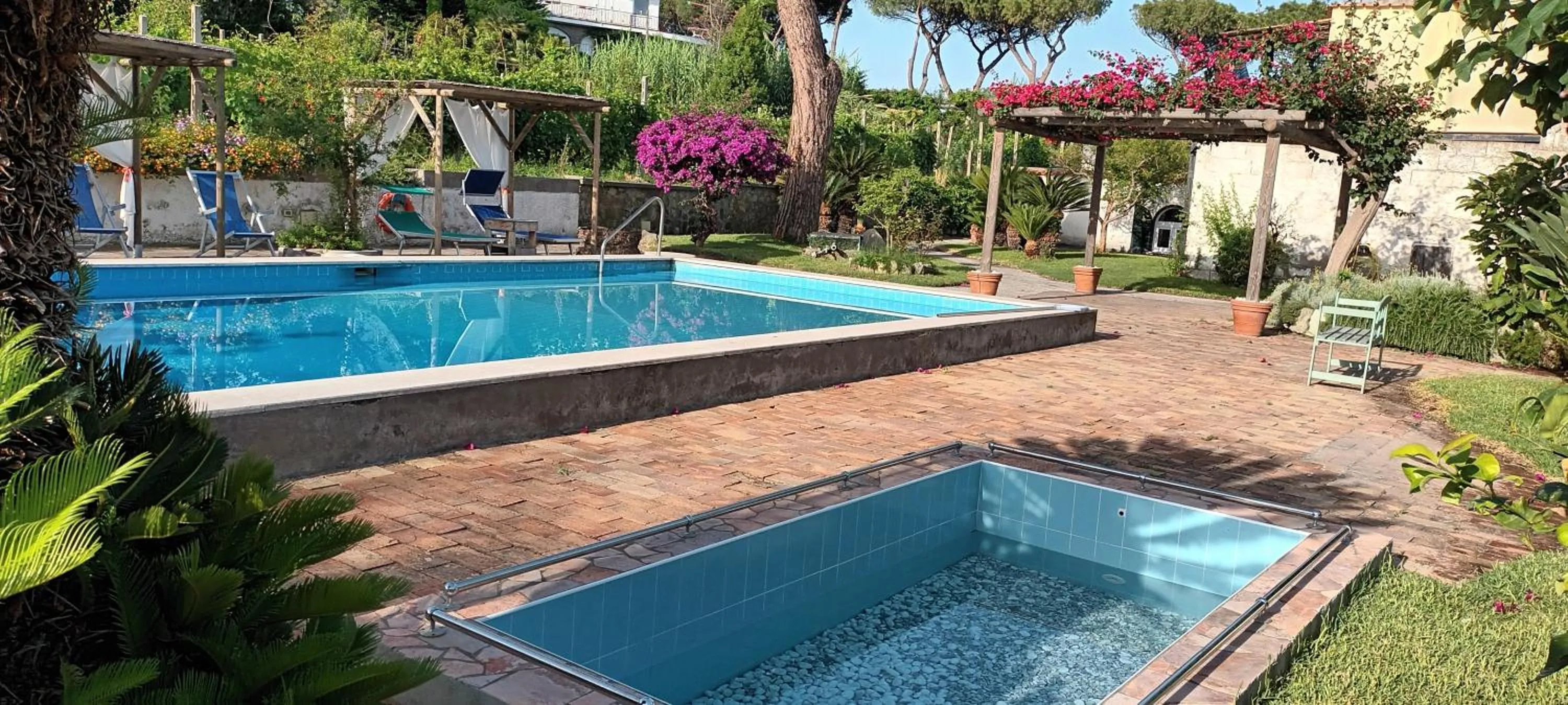 Patio in Villa Olivia Residence Ischia - Monolocali e Bilocali nel Verde con Piscine e Vista Mare