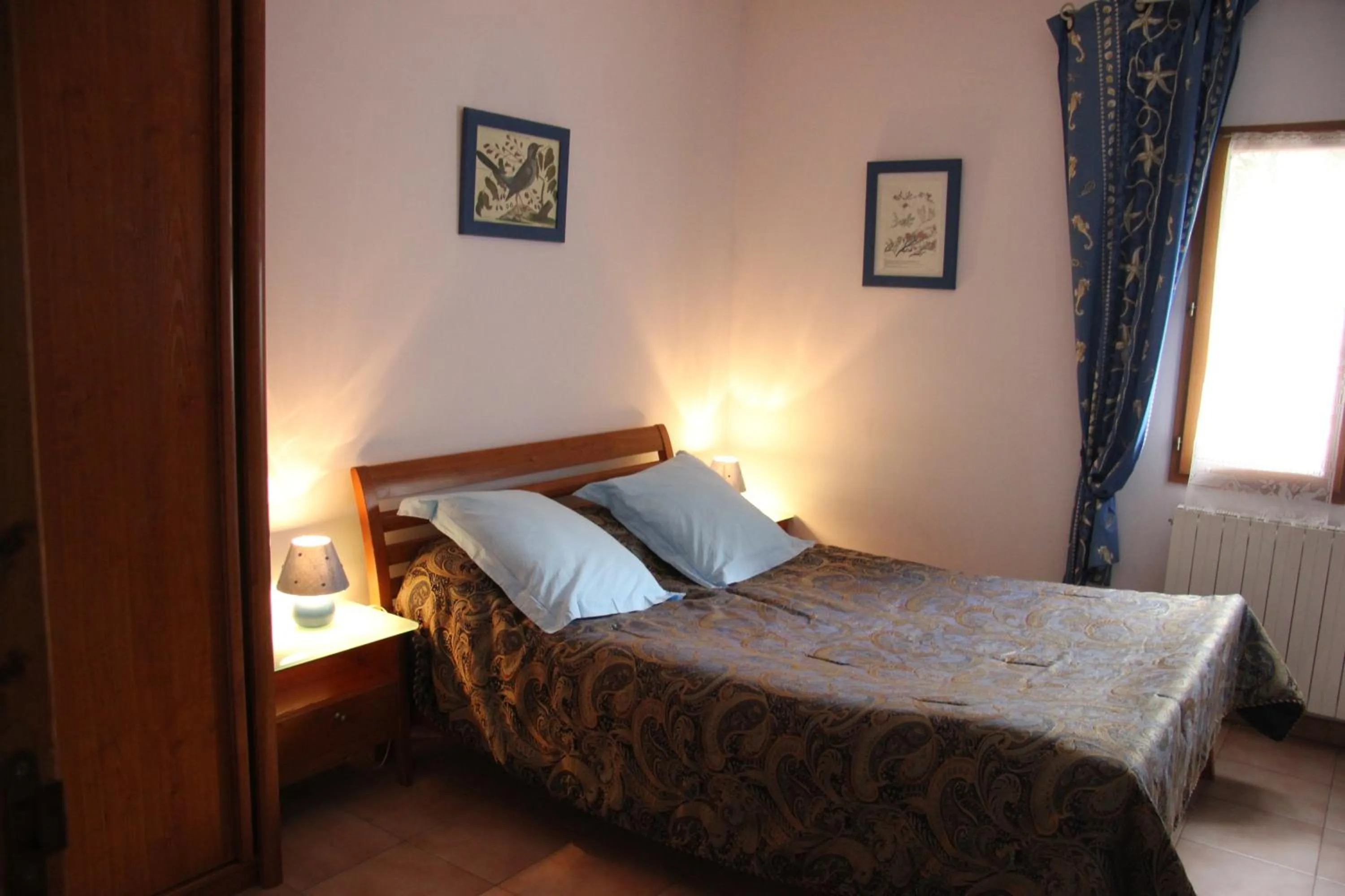 Decorative detail, Bed in Chambre d'Hôte "Chez Antoinette et Charles"