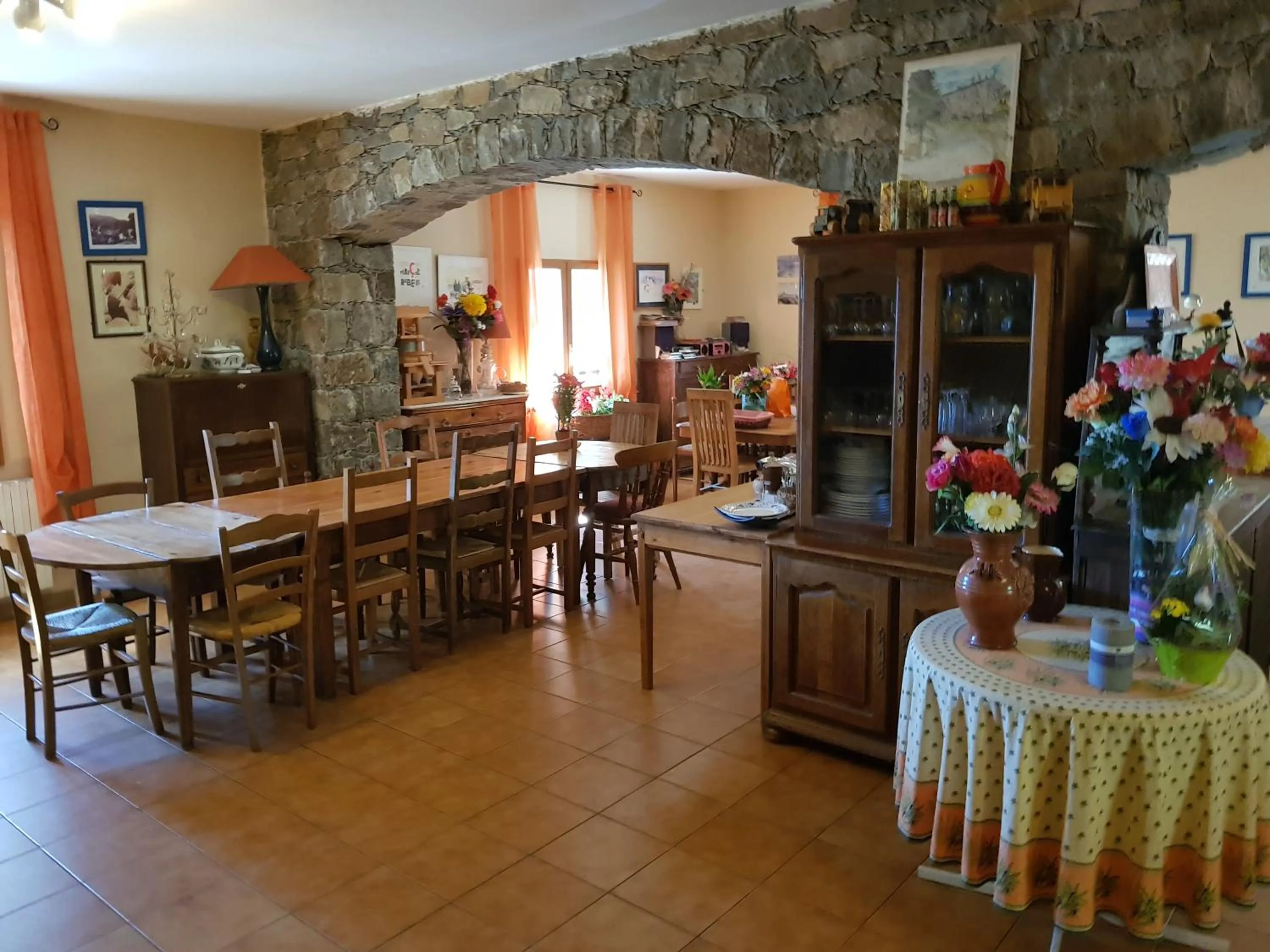 Library in Chambre d'Hôte "Chez Antoinette et Charles"